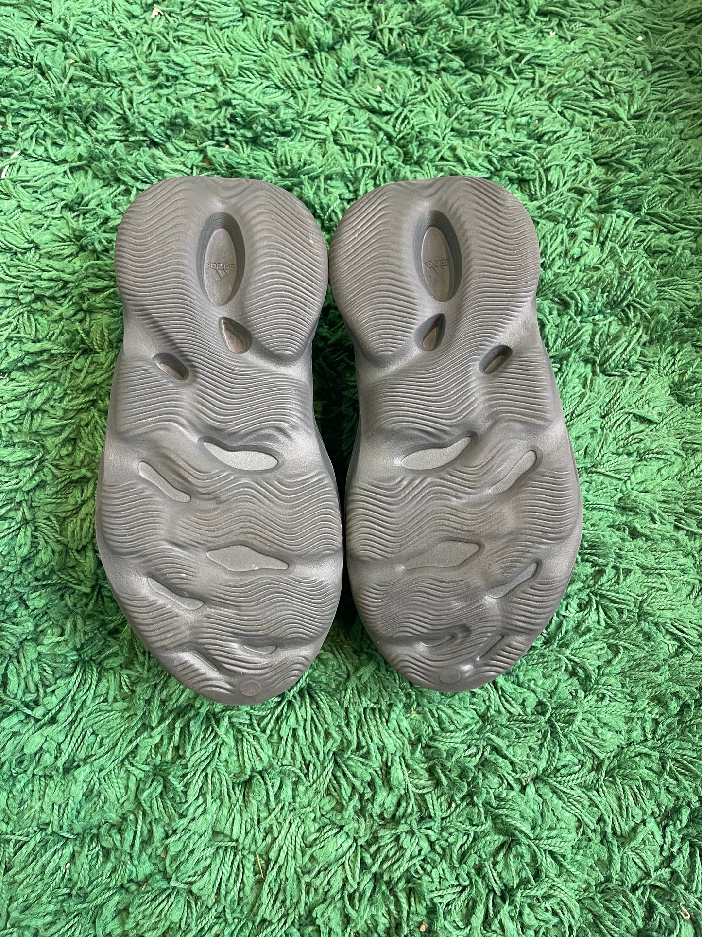 Yeezy Foam RNR “Carbon”