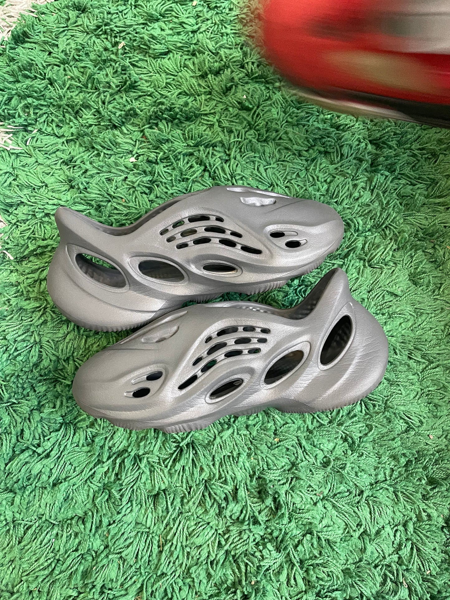 Yeezy Foam RNR “Carbon”