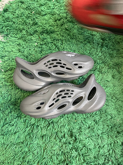 Yeezy Foam RNR “Carbon”