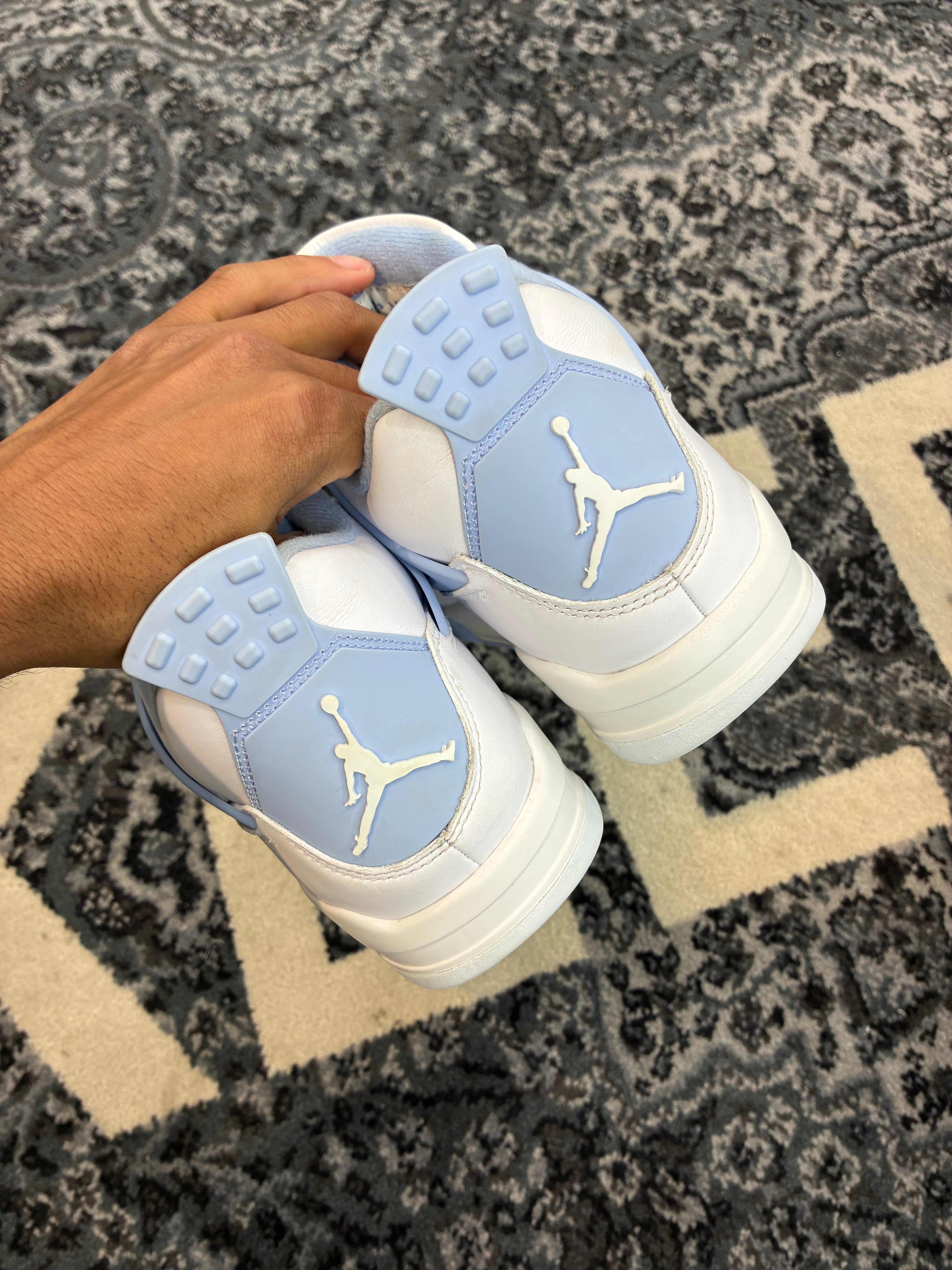 Jordan 4 “Forget Me Not”