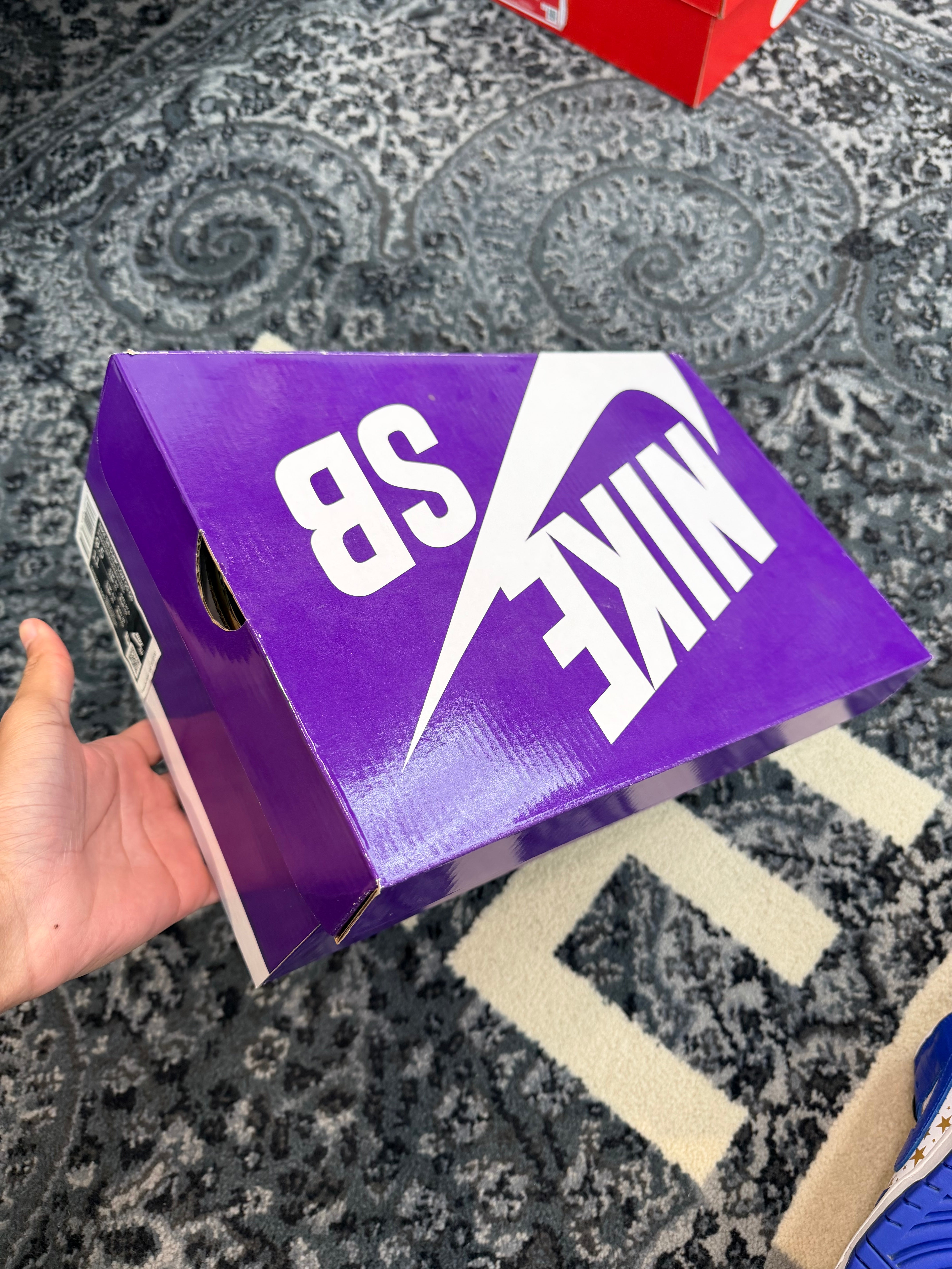 Nike SB Dunk Low x Supreme Stars “Hyper Royal”