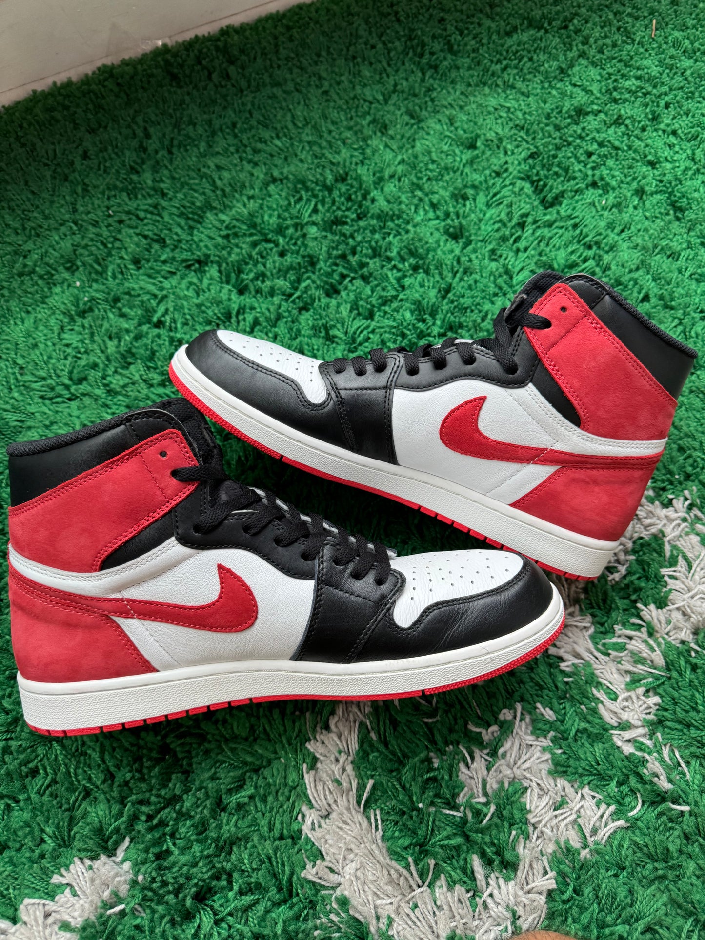 Jordan 1 High “Track Red”