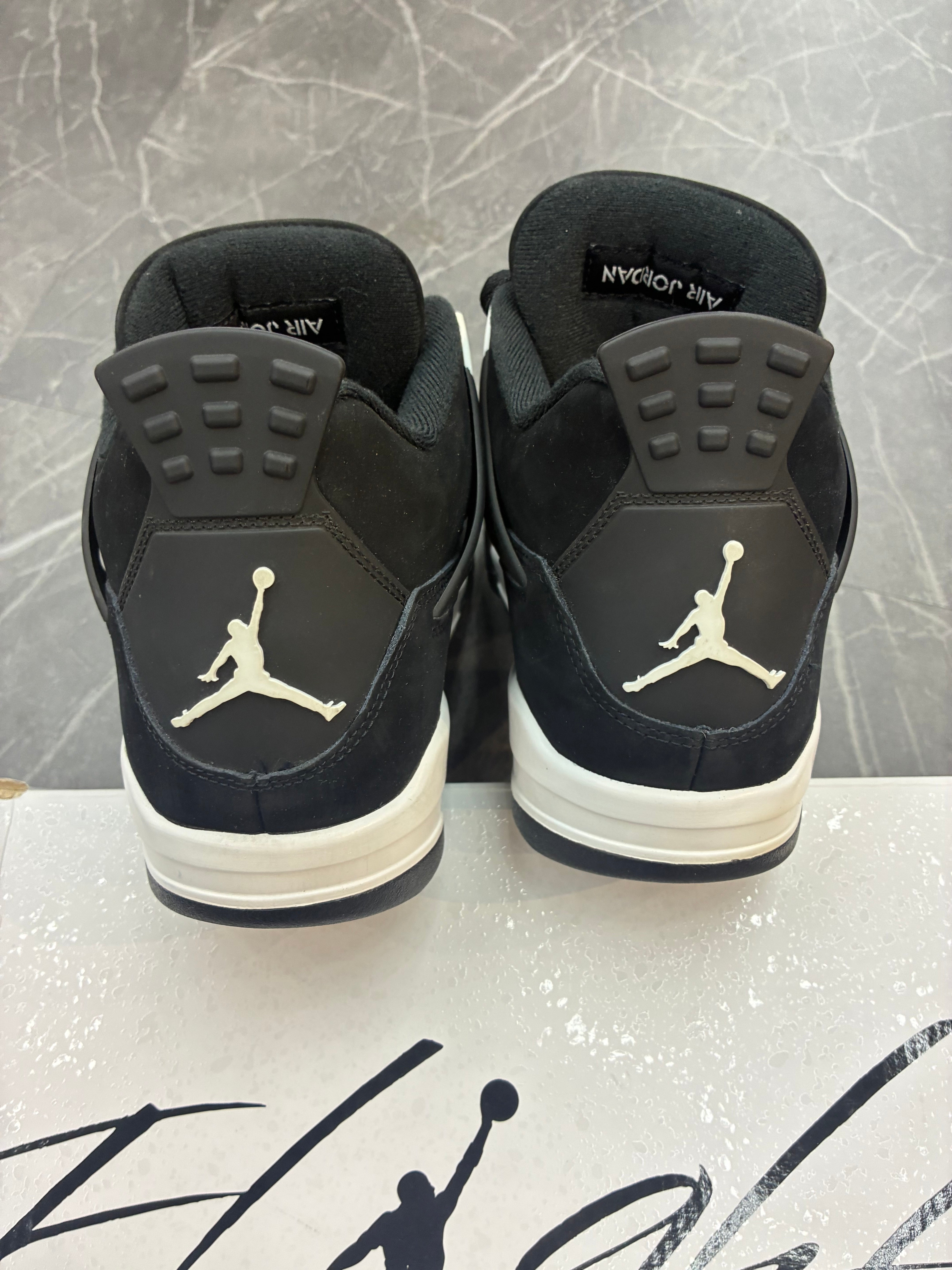 Jordan 4 “White Thunder”