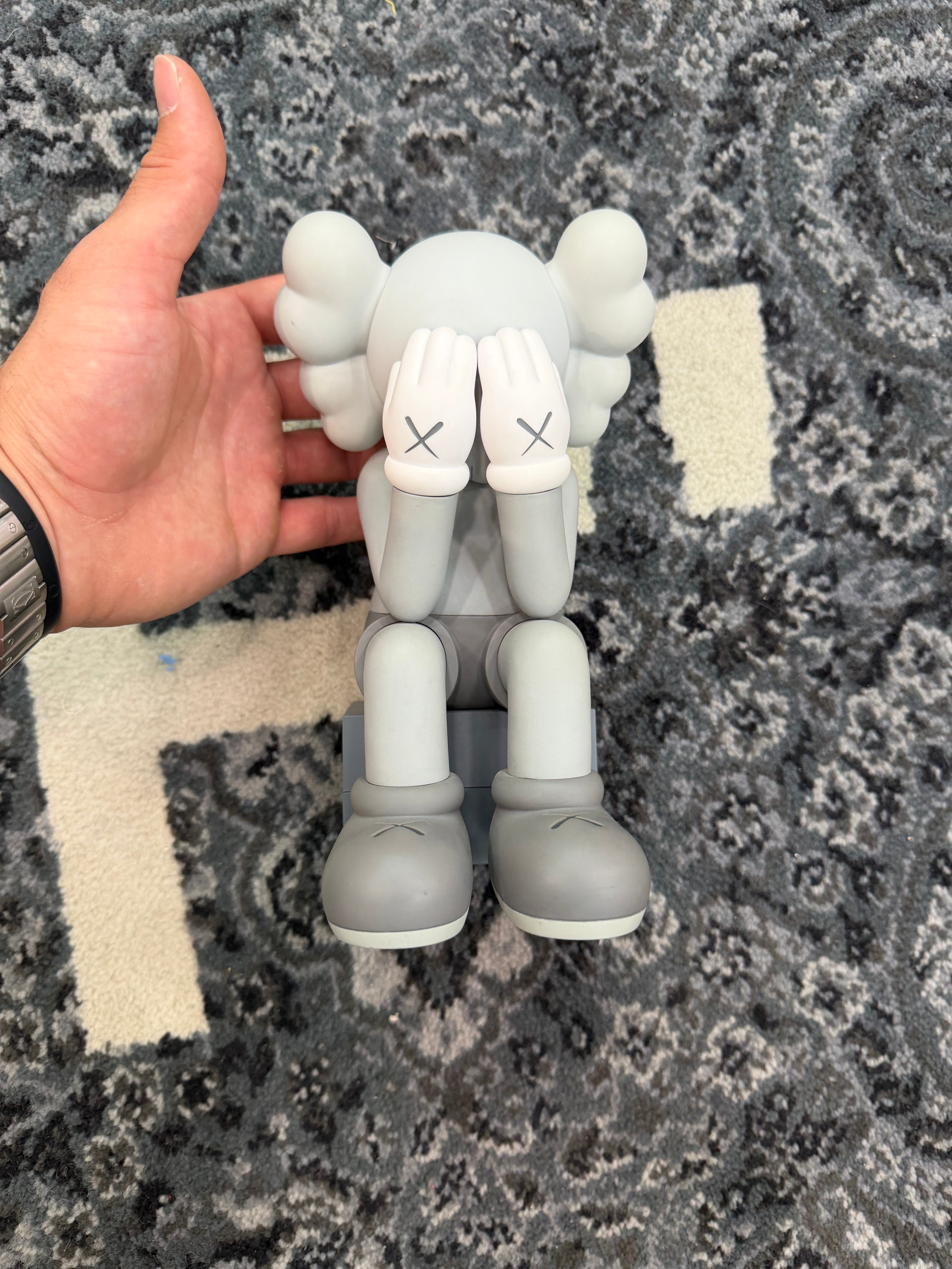 Kaws Open Edition “Passing Through”