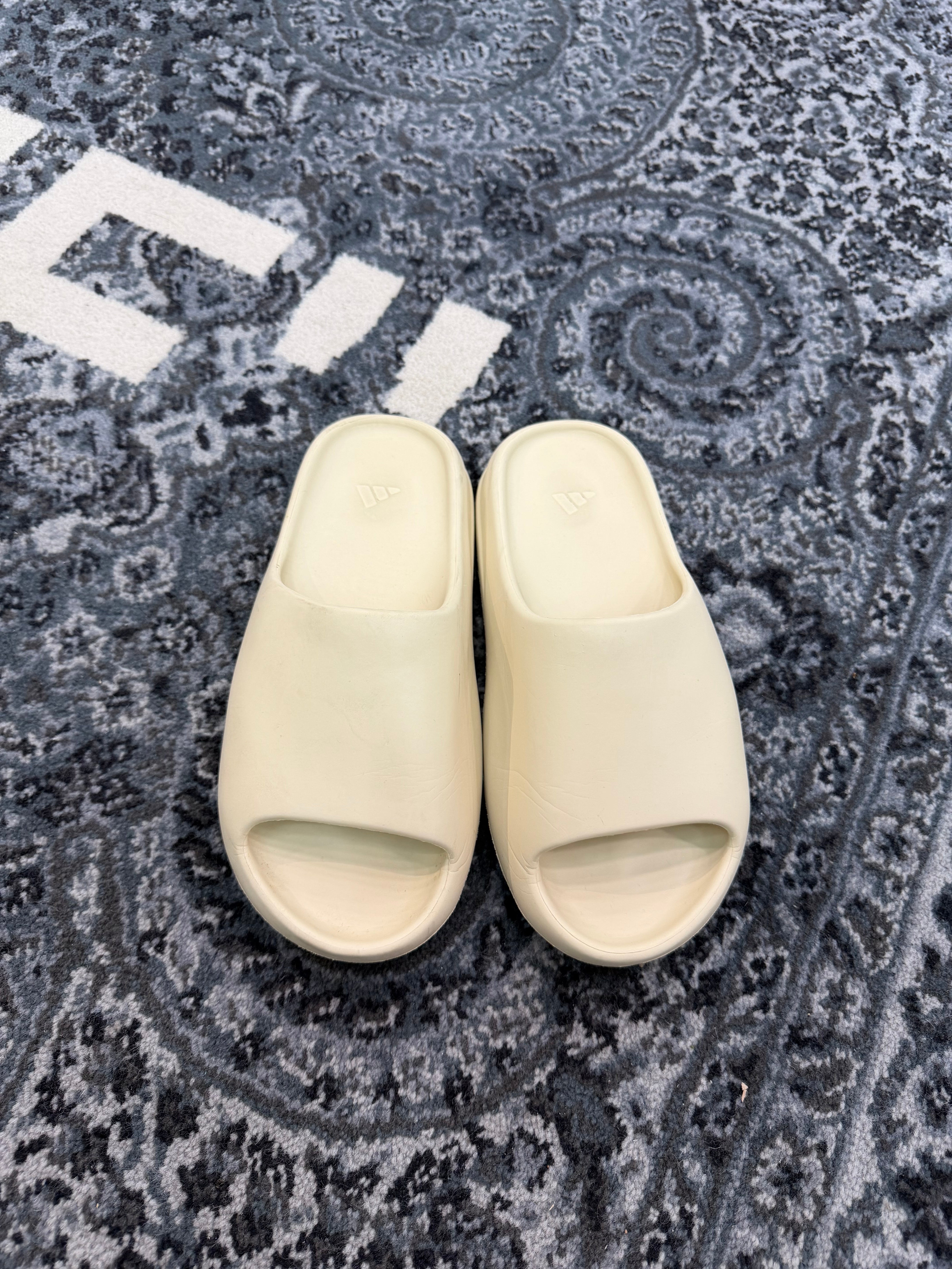 Yeezy Slide “Bone”