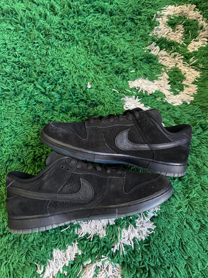 Nike Dunk Low x Undefeated “5 on it”