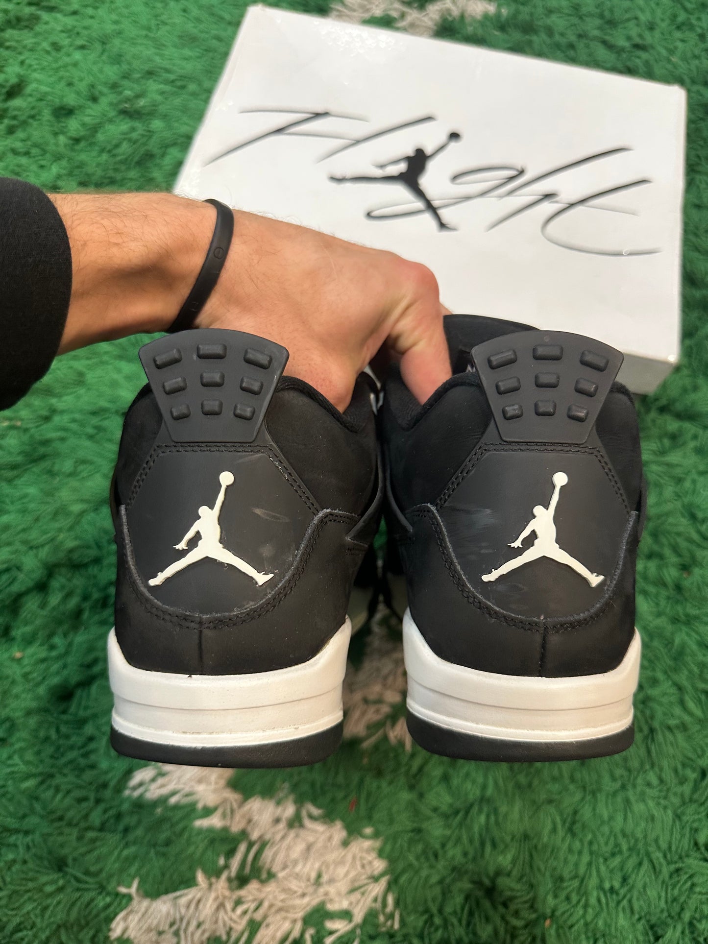 Jordan 4 “White Thunder”