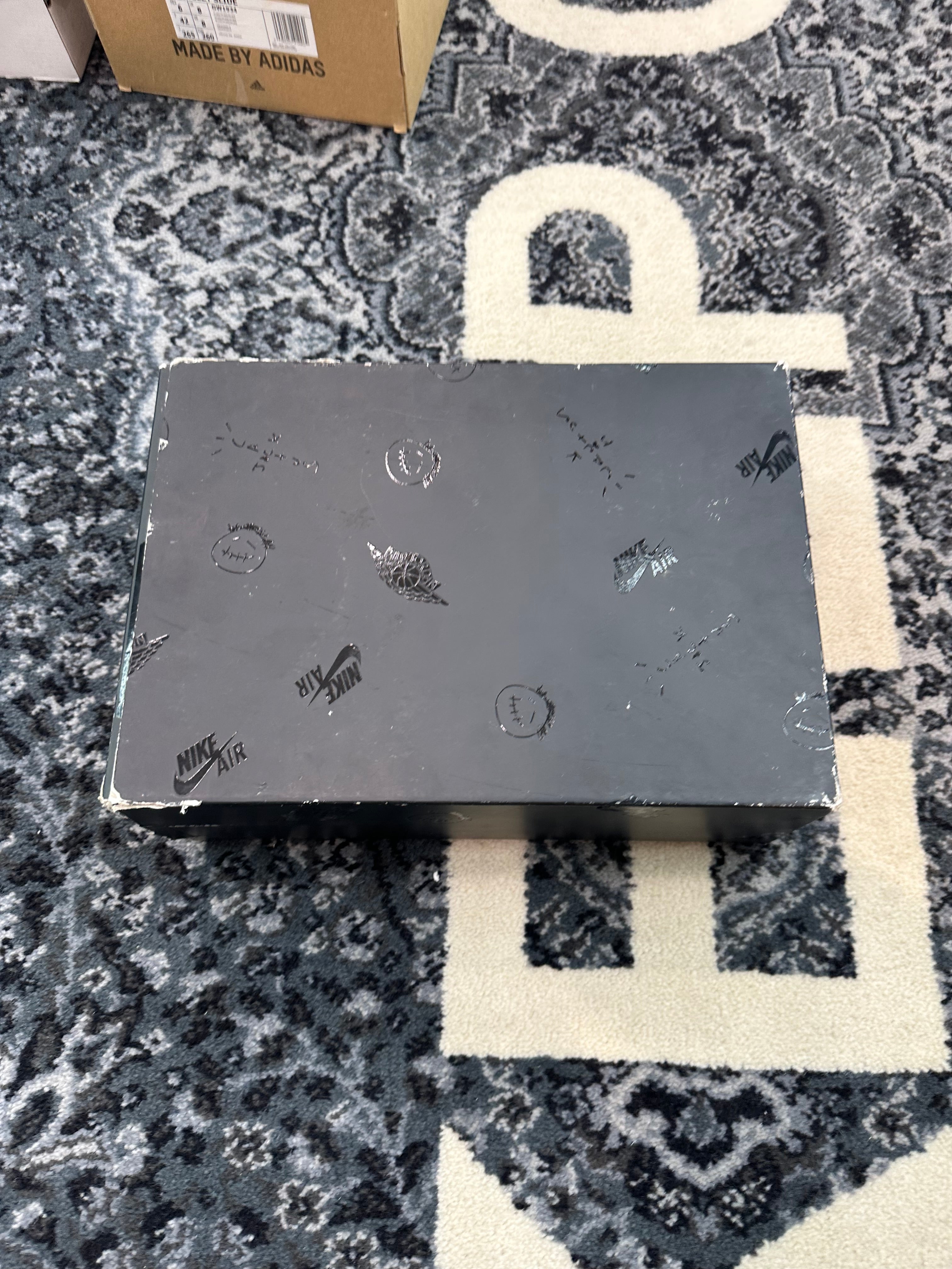 Jordan 1 Low Travis Scott “Phantom”