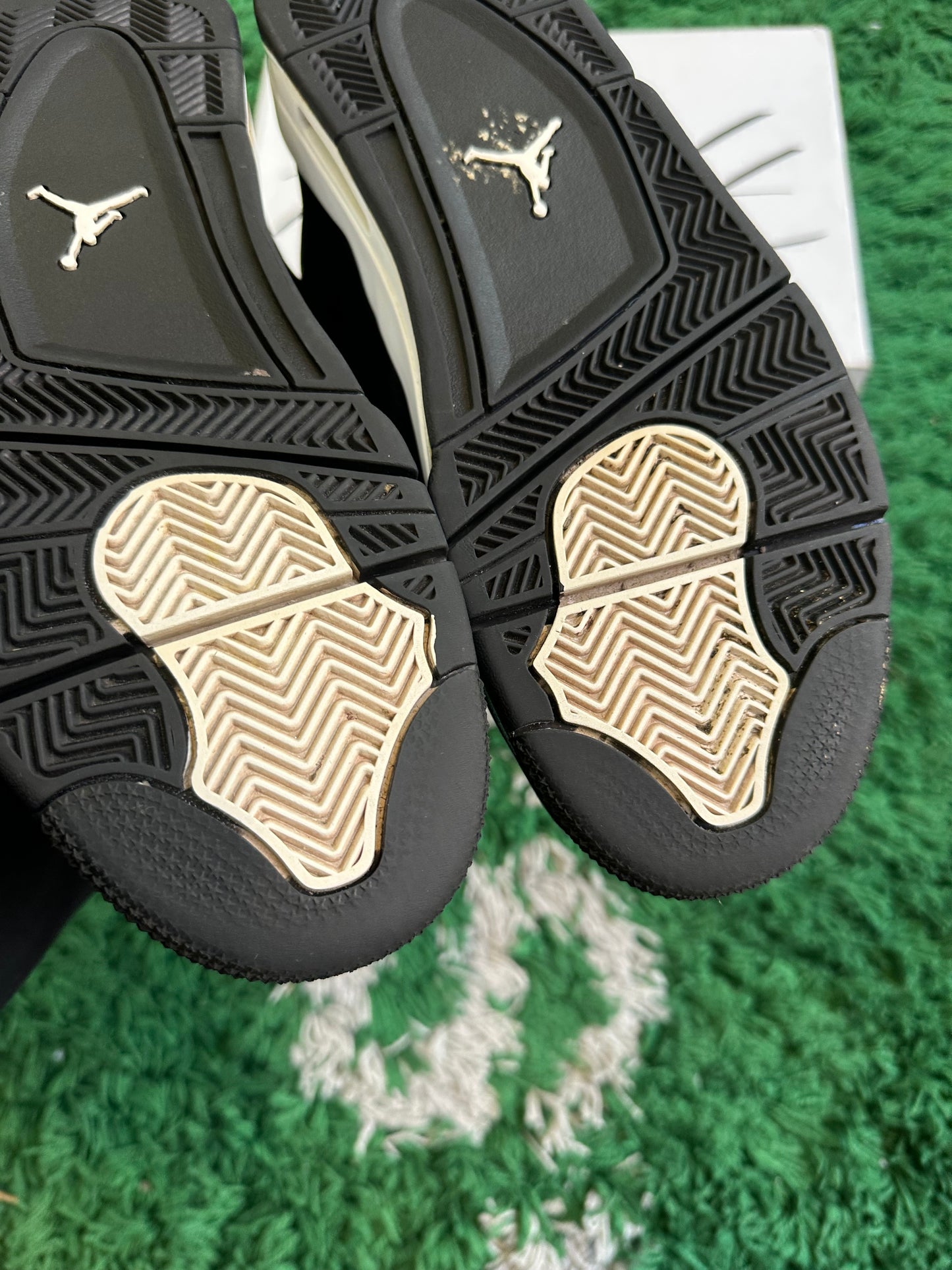 Jordan 4 “White Thunder”