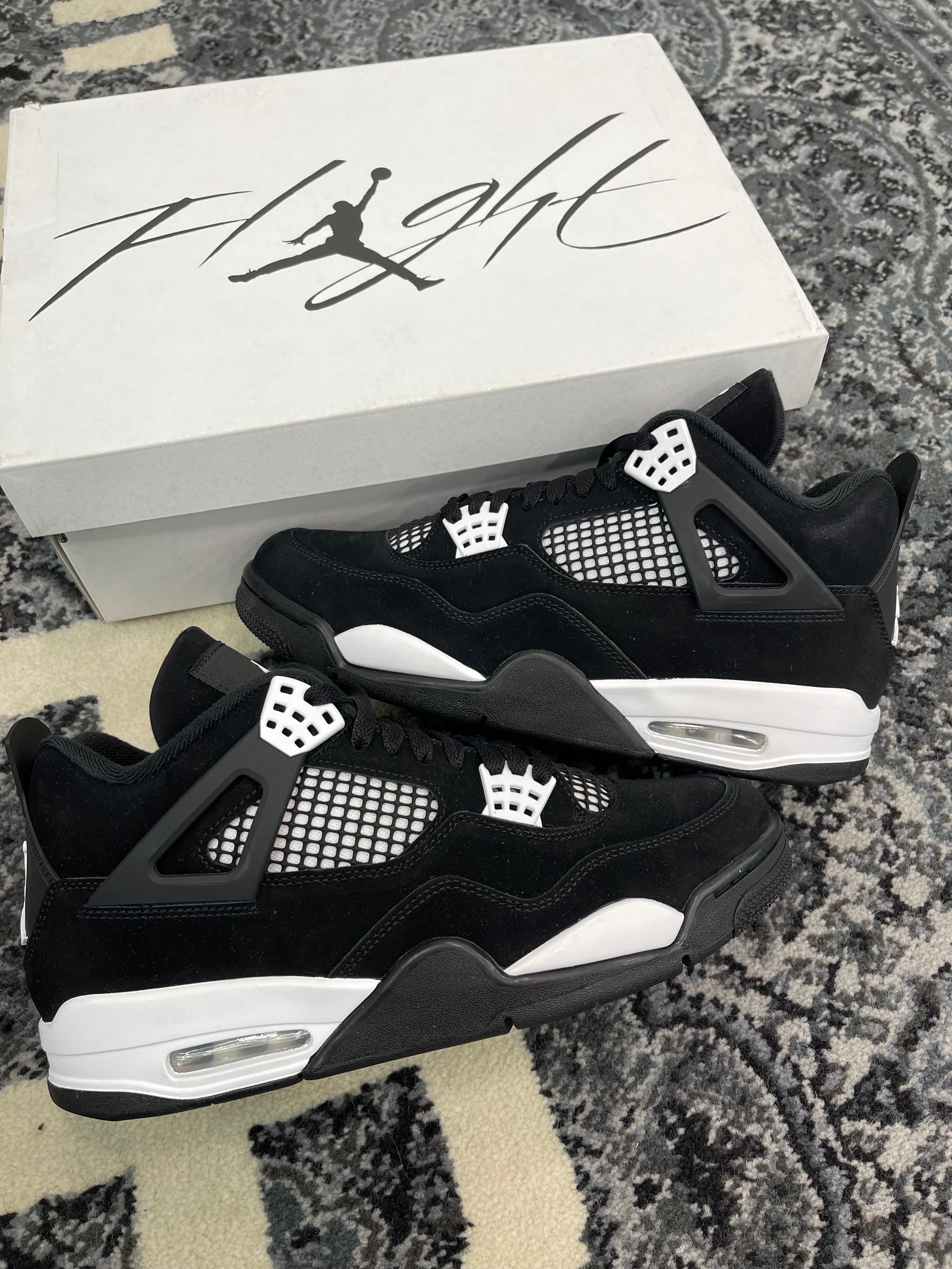 Jordan 4 “White Thunder”