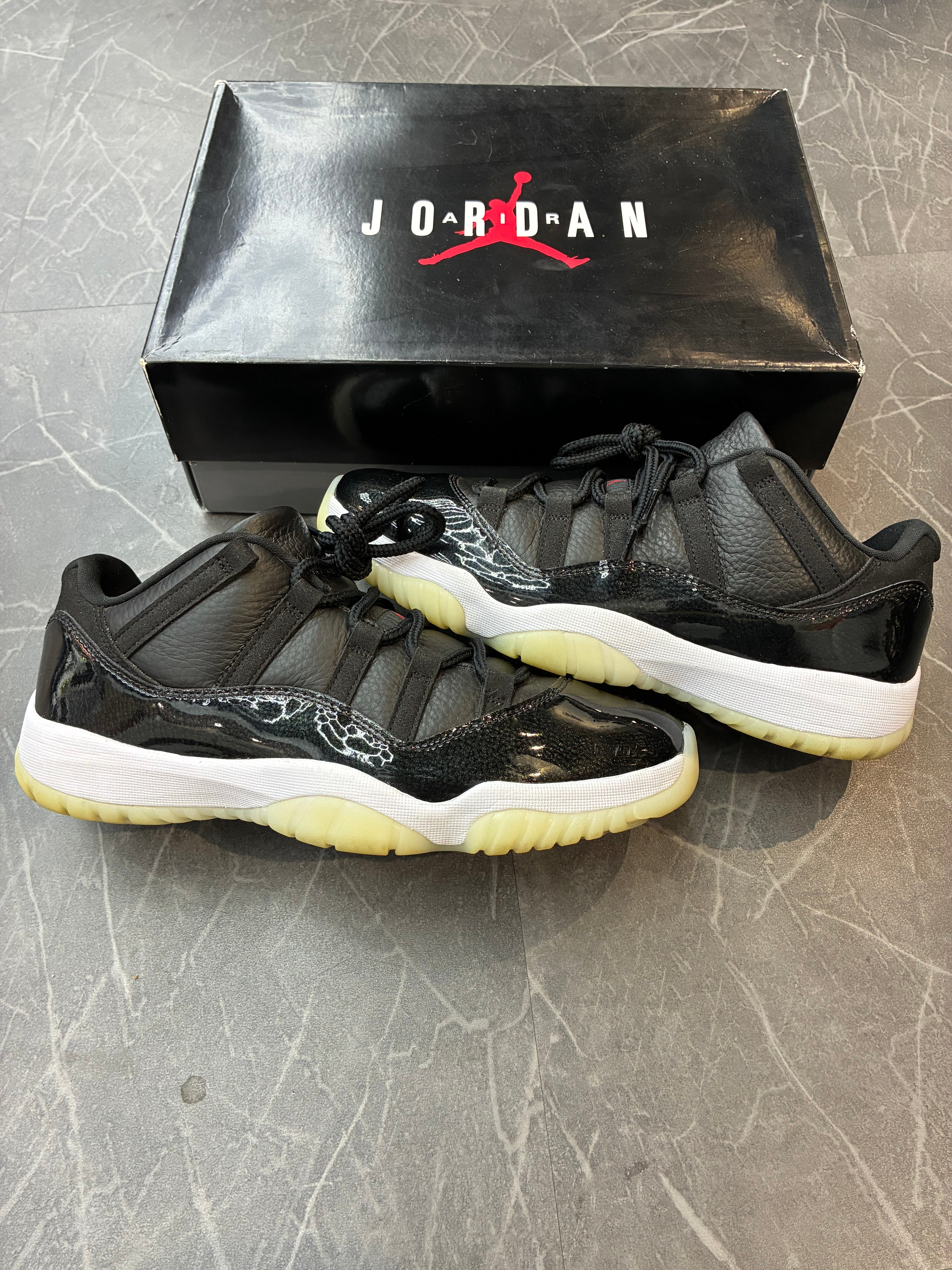 Jordan 11 Low “72-10”