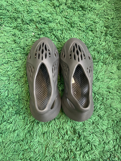 Yeezy Foam RNR “Carbon”