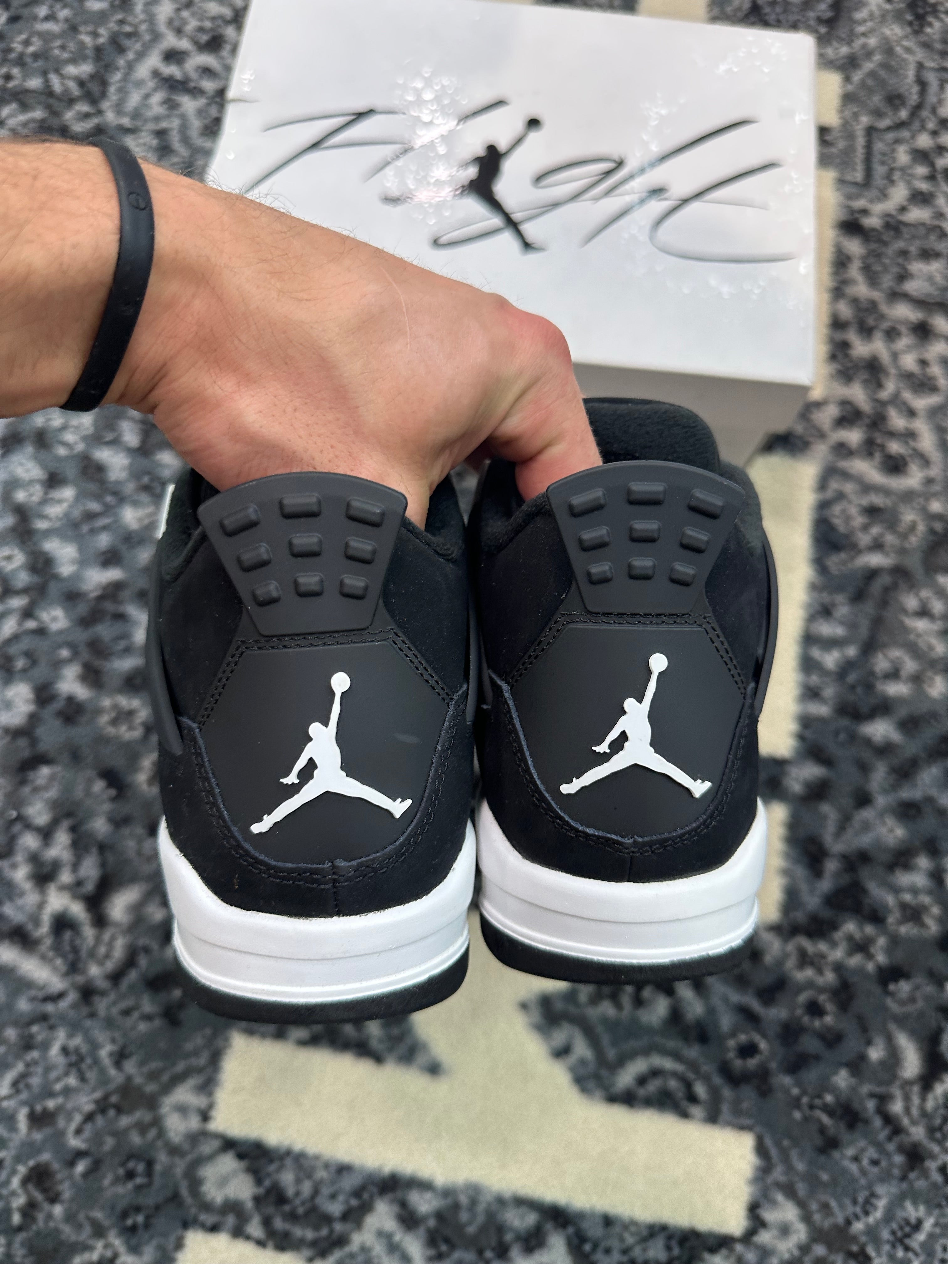 Jordan 4 “White Thunder”