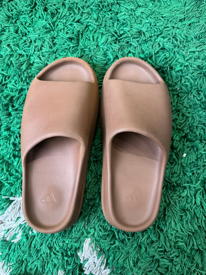 Yeezy Slides “Flax”