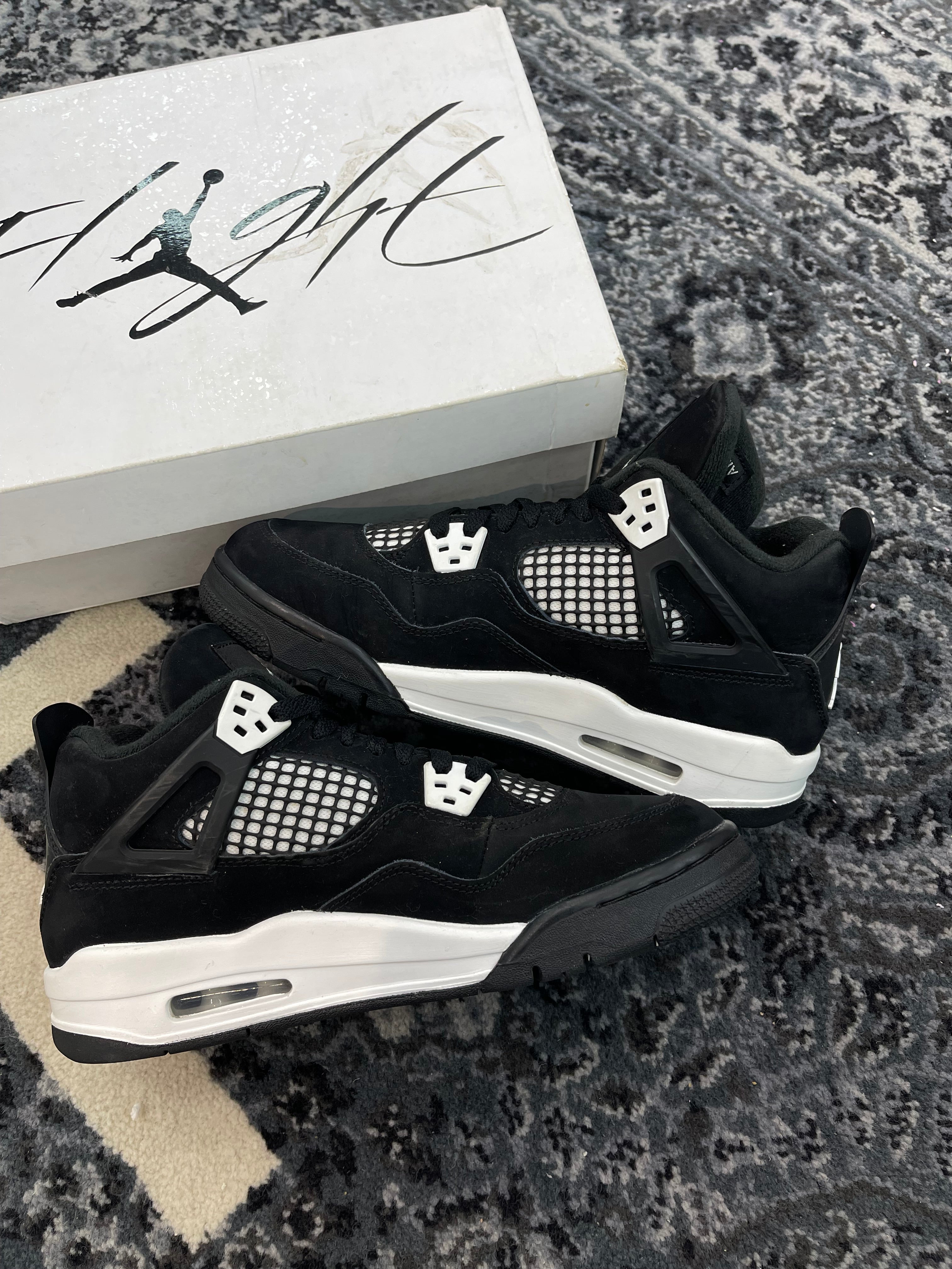 Jordan 4 “White Thunder”