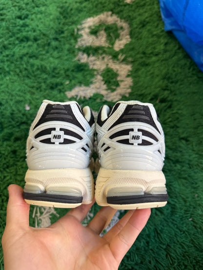 New Balance 1906r “White Black Metallic”