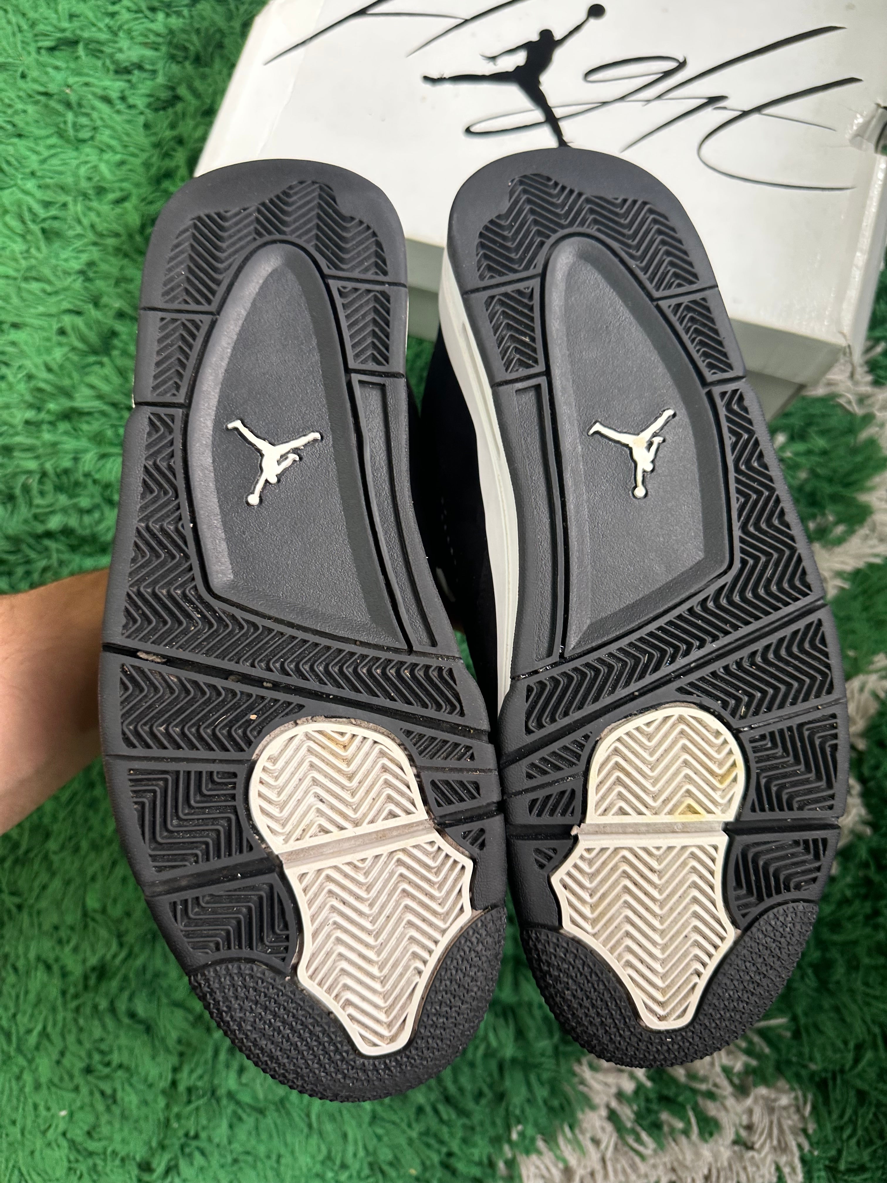 Jordan 4 “White Thunder”