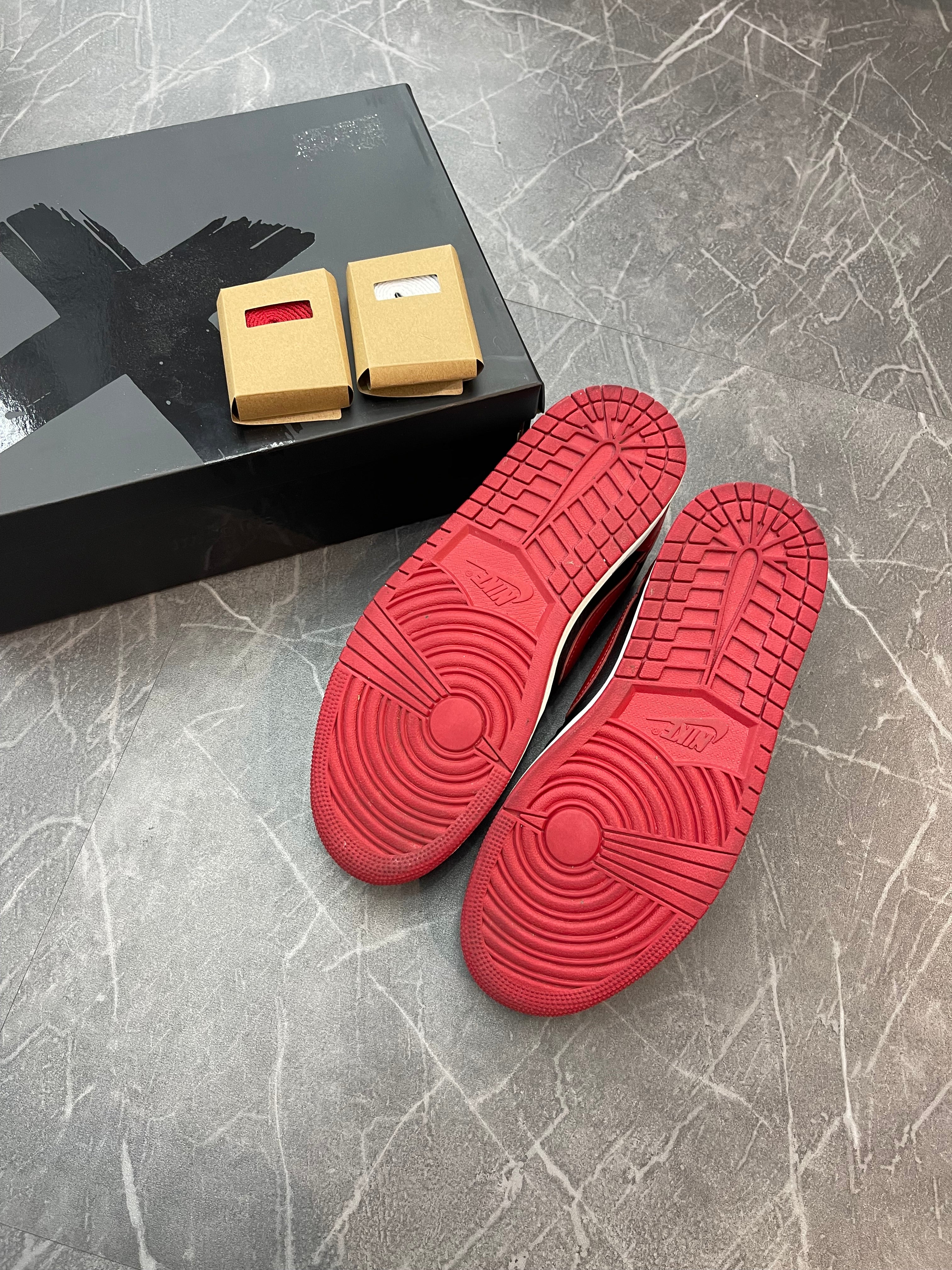 Jordan 1 Low “Banned”