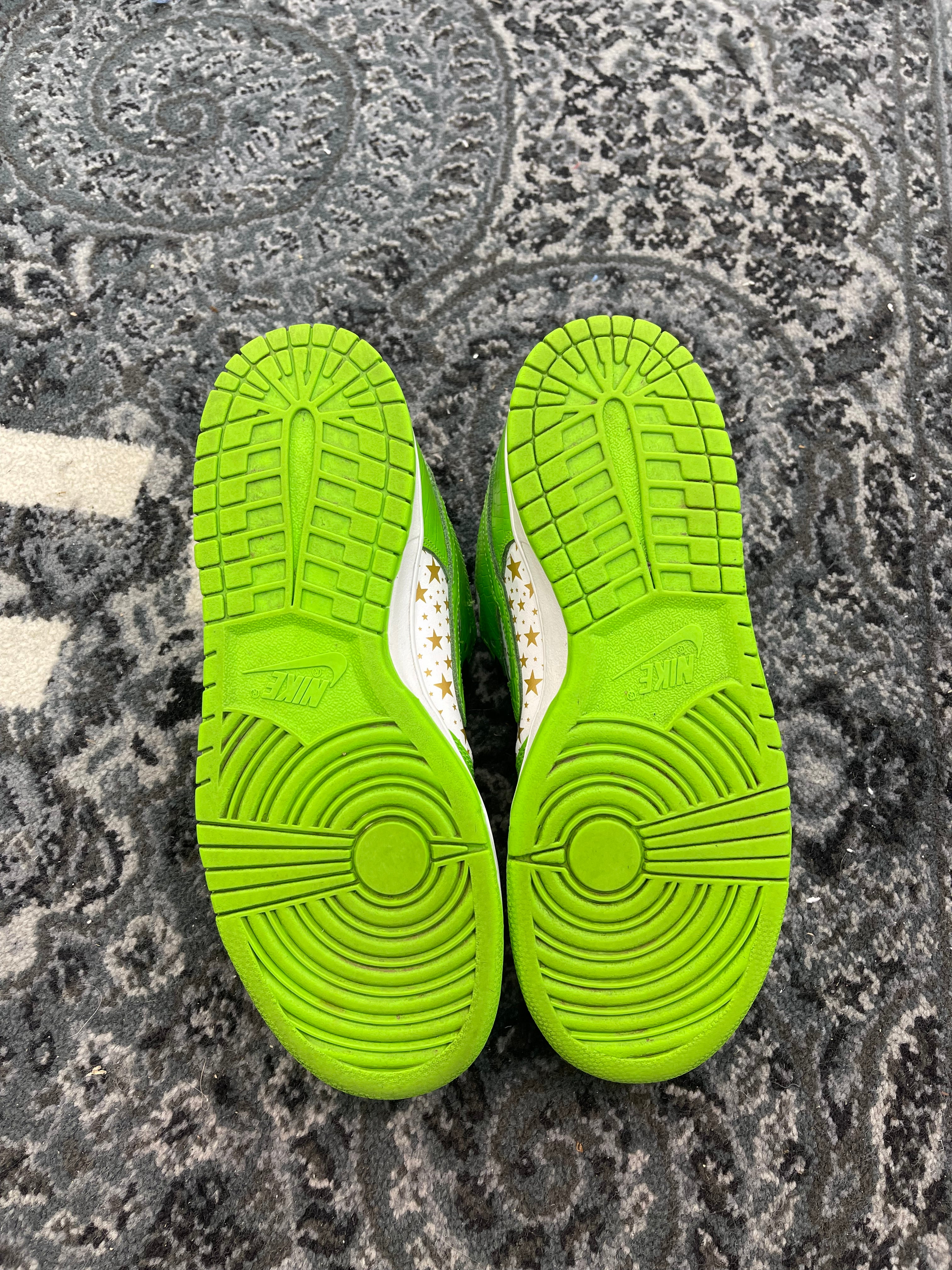 Nike SB Dunk Low “Supreme Stars Mean Green”
