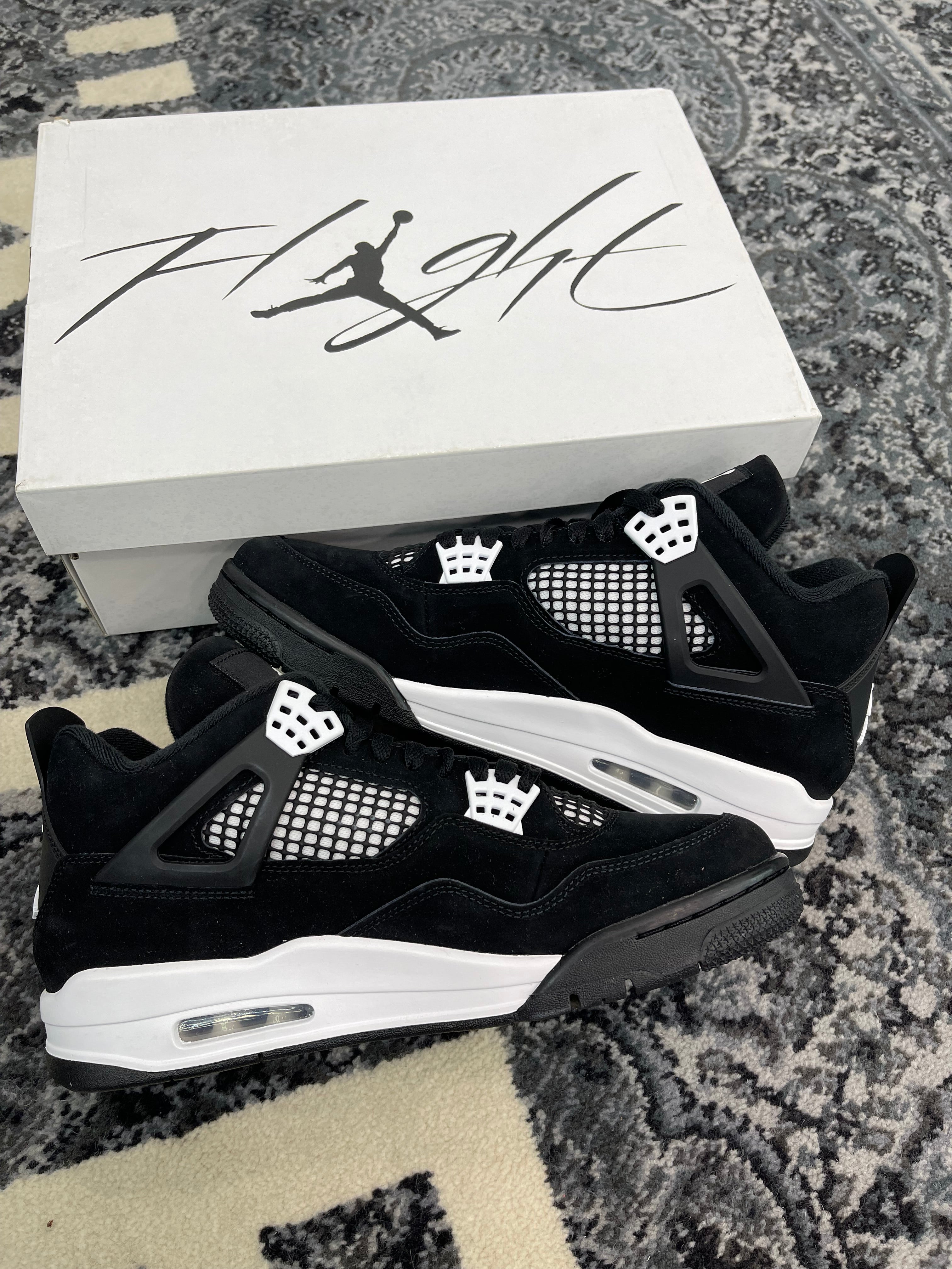 Jordan 4 “White Thunder”