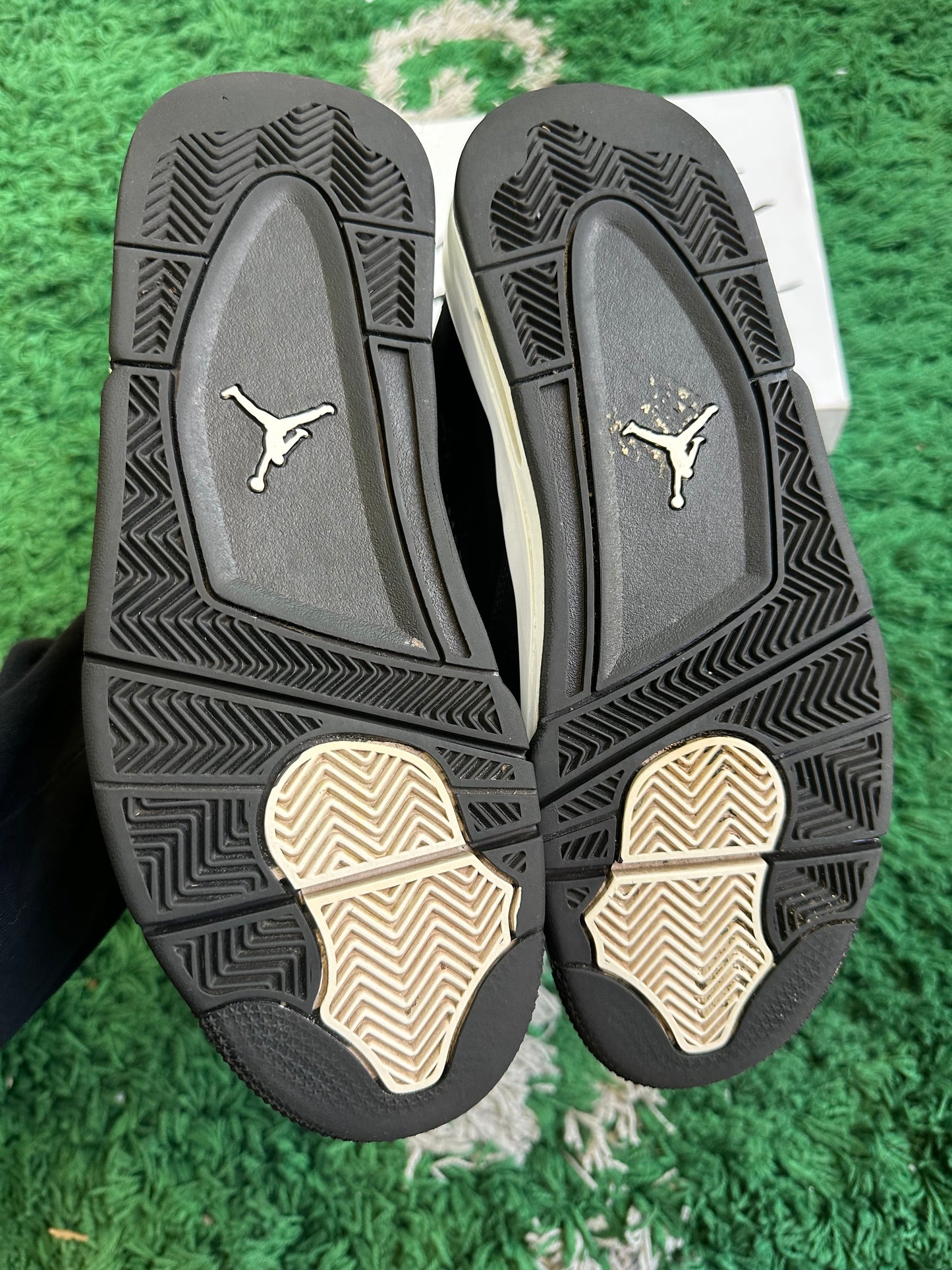 Jordan 4 “White Thunder”