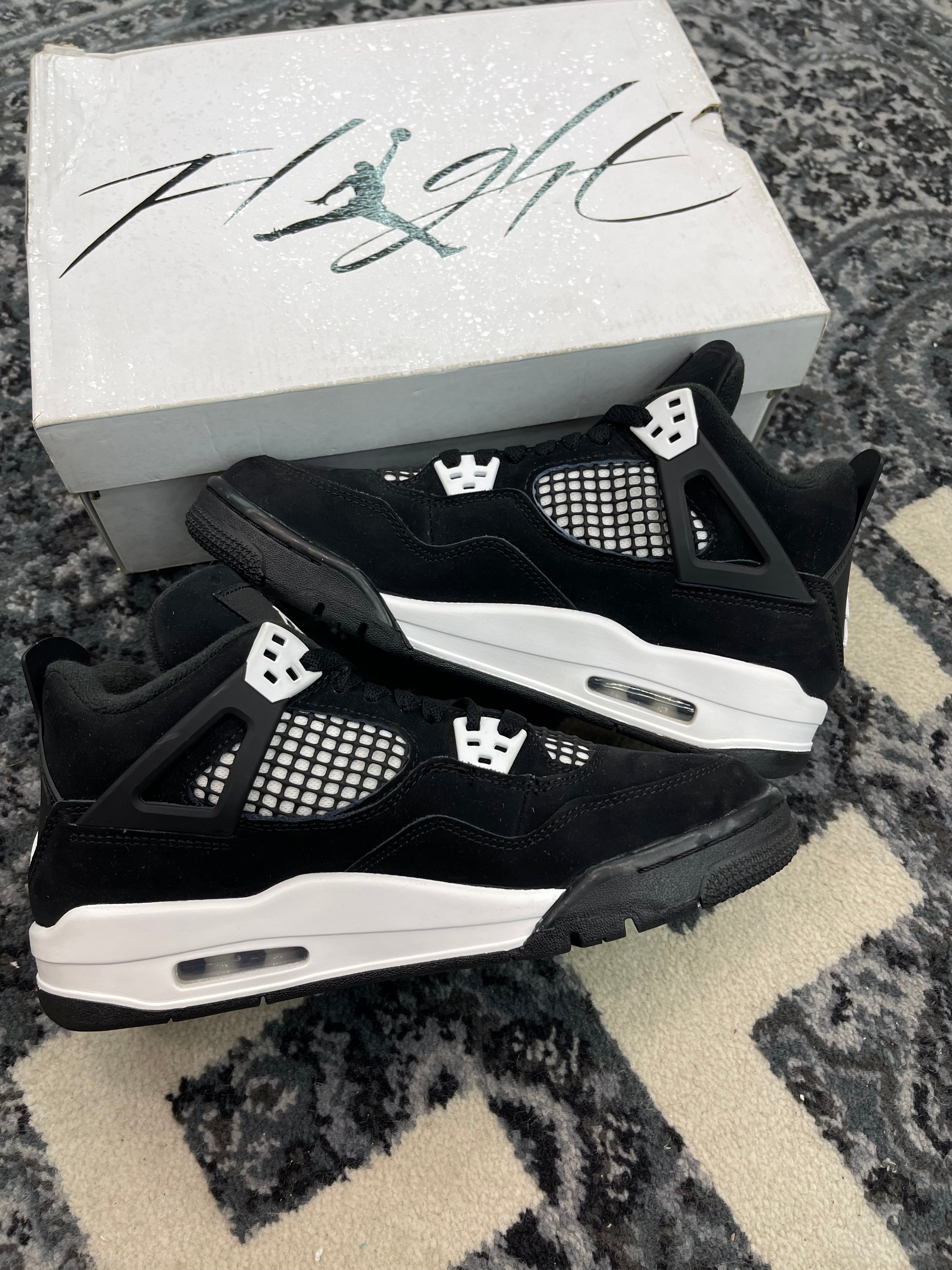 Jordan 4 “White Thunder”