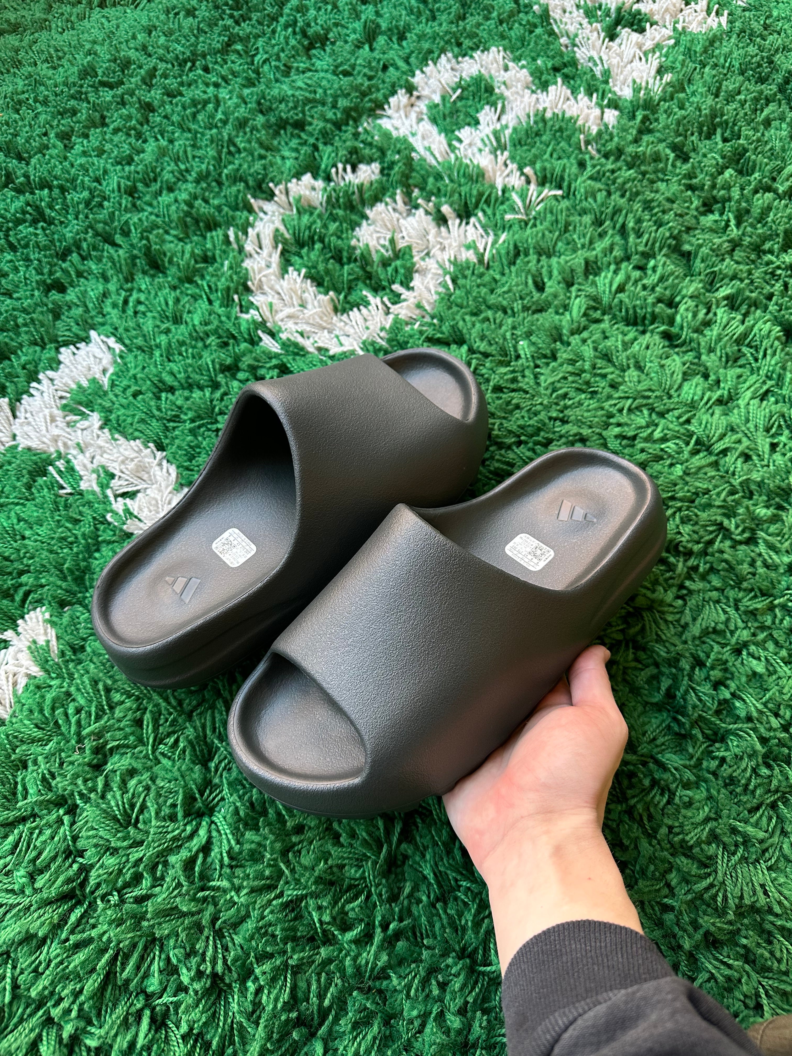 Yeezy Slide “Dark Onyx”