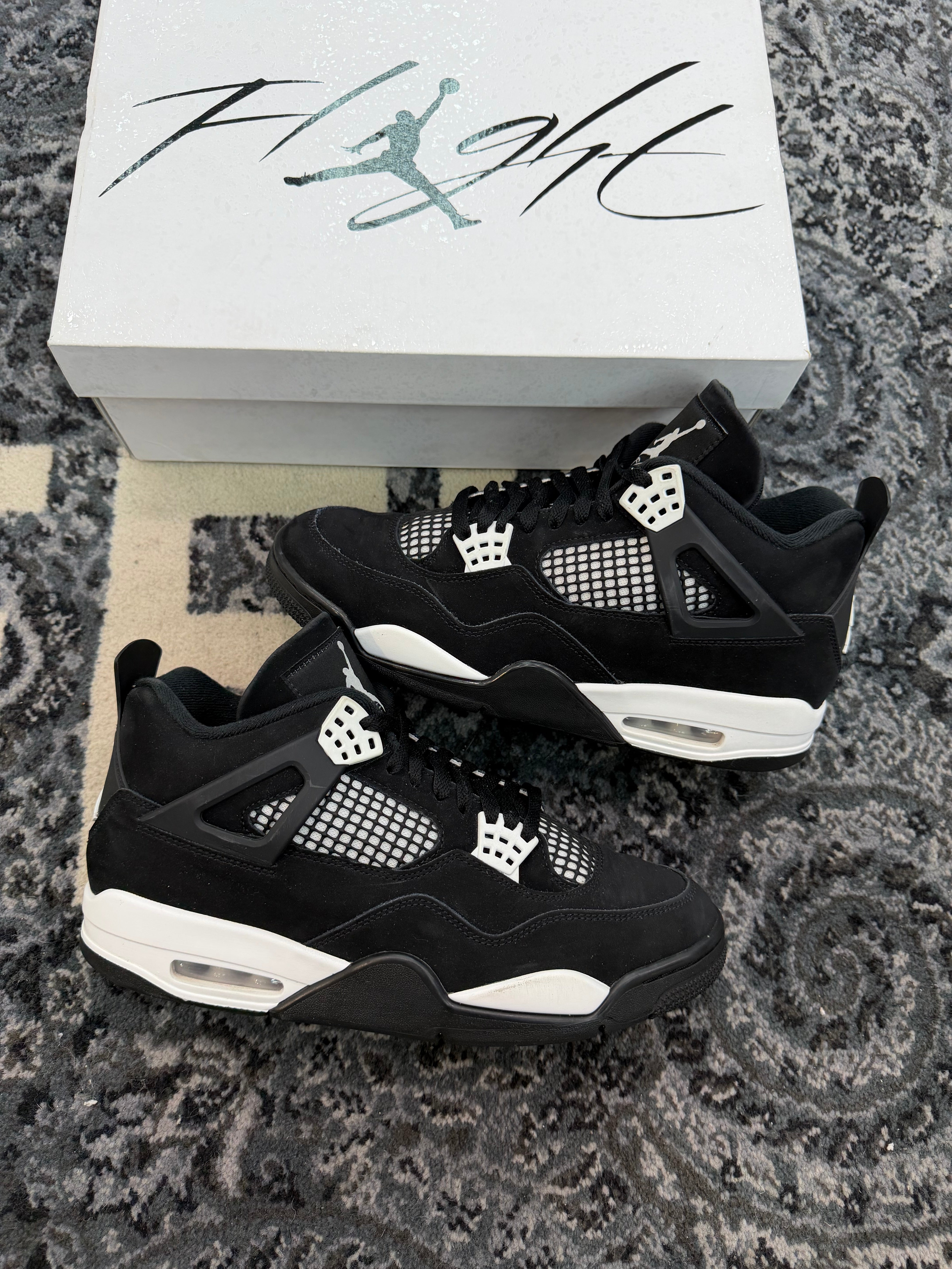 Jordan 4 “White Thunder”