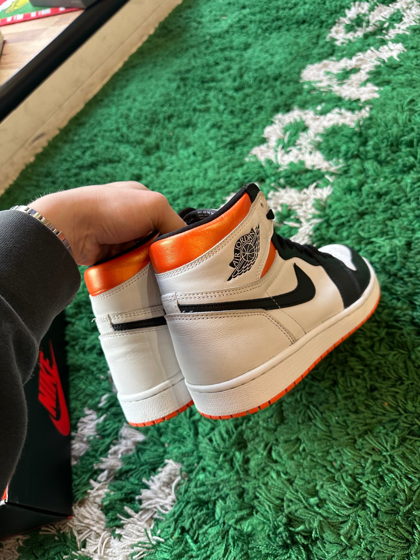 Jordan 1 High “Electro Orange”