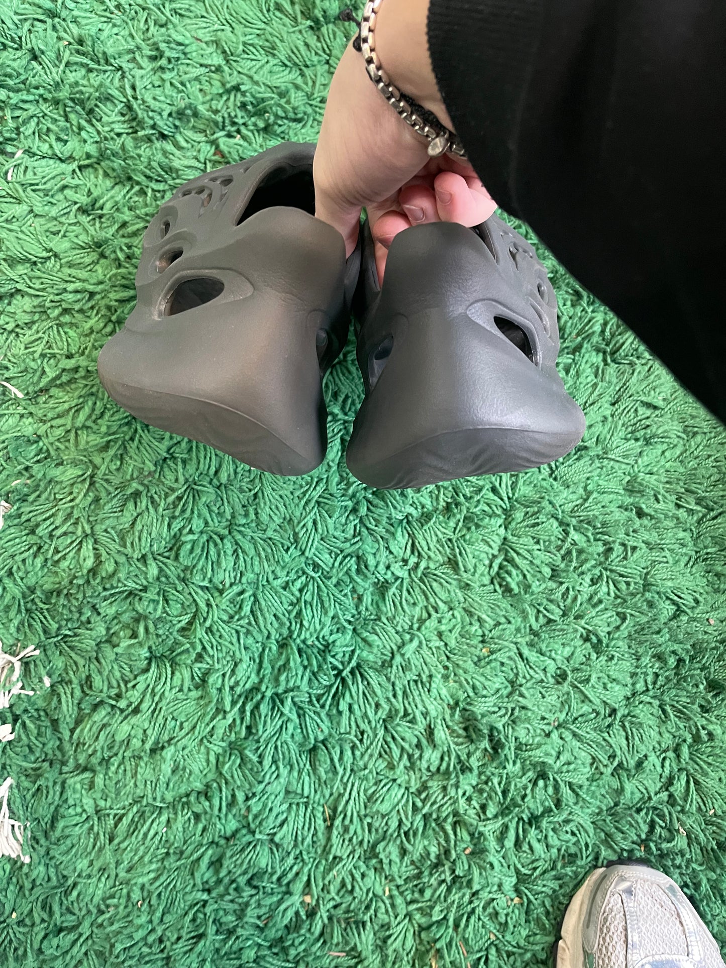 Yeezy Foam RNR “Carbon”