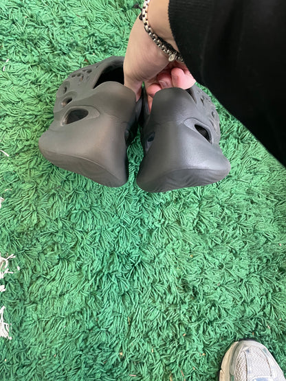 Yeezy Foam RNR “Carbon”