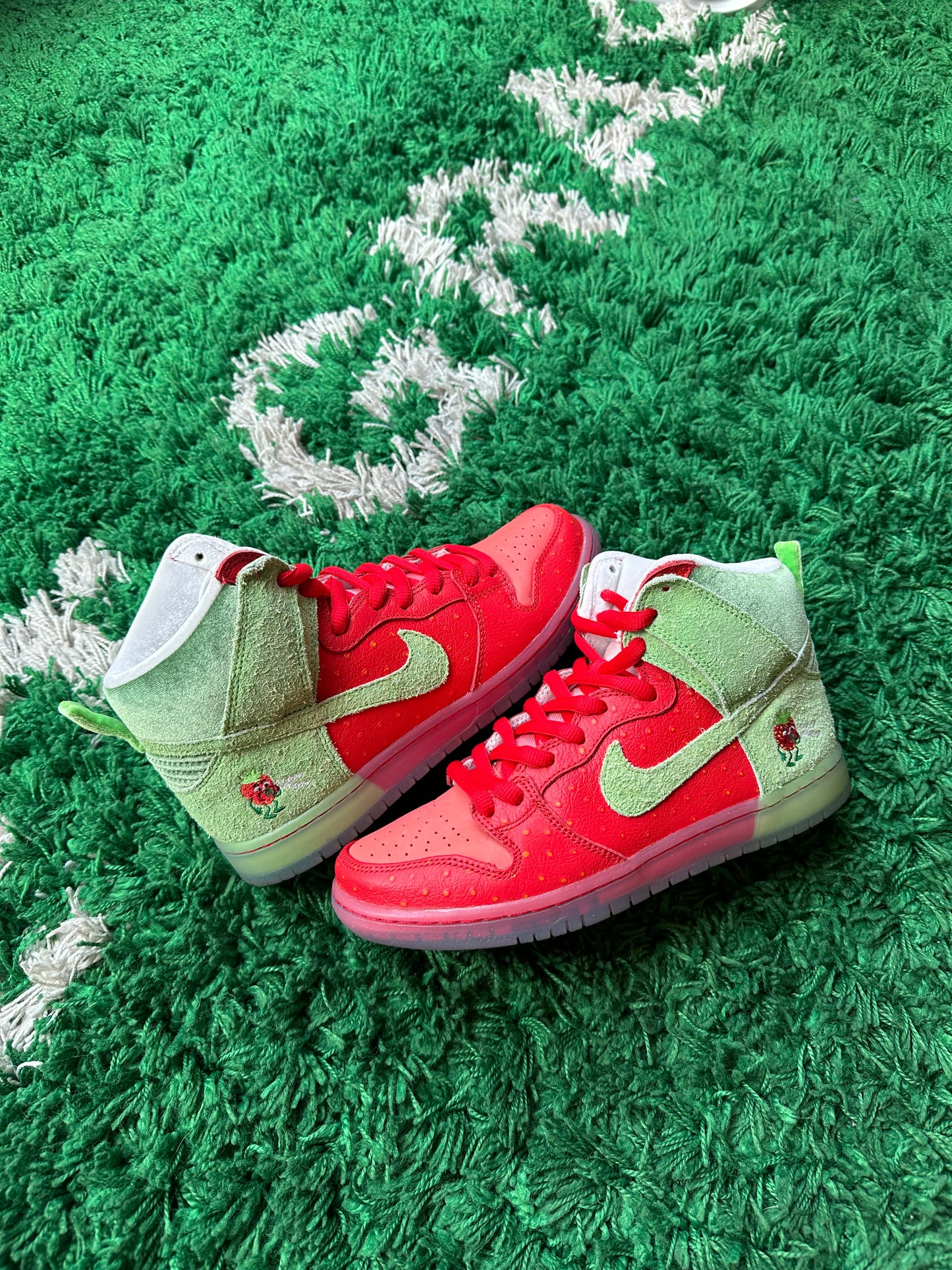 Nike SB Dunk High “Strawberry Cough”