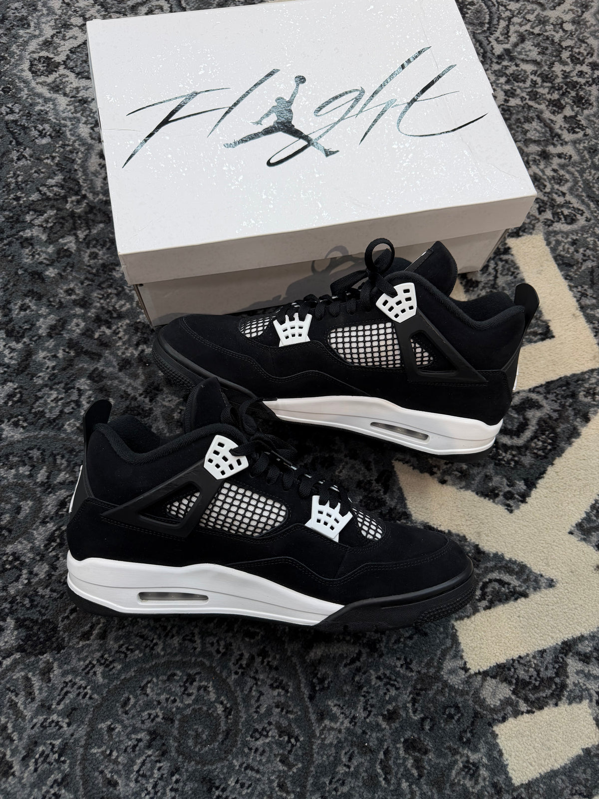 Jordan 4 “White Thunder”