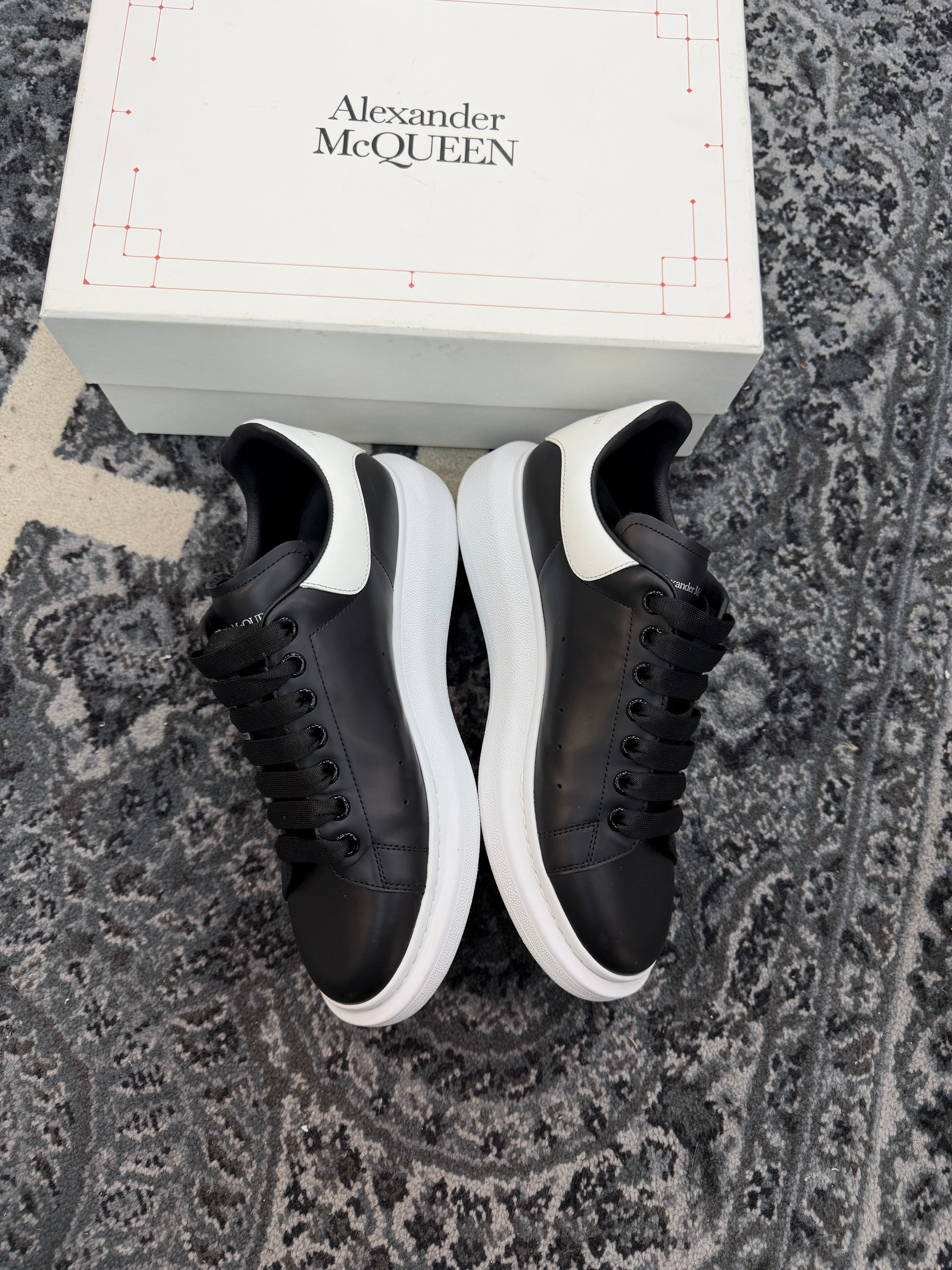 Alexander McQueen “Black White”