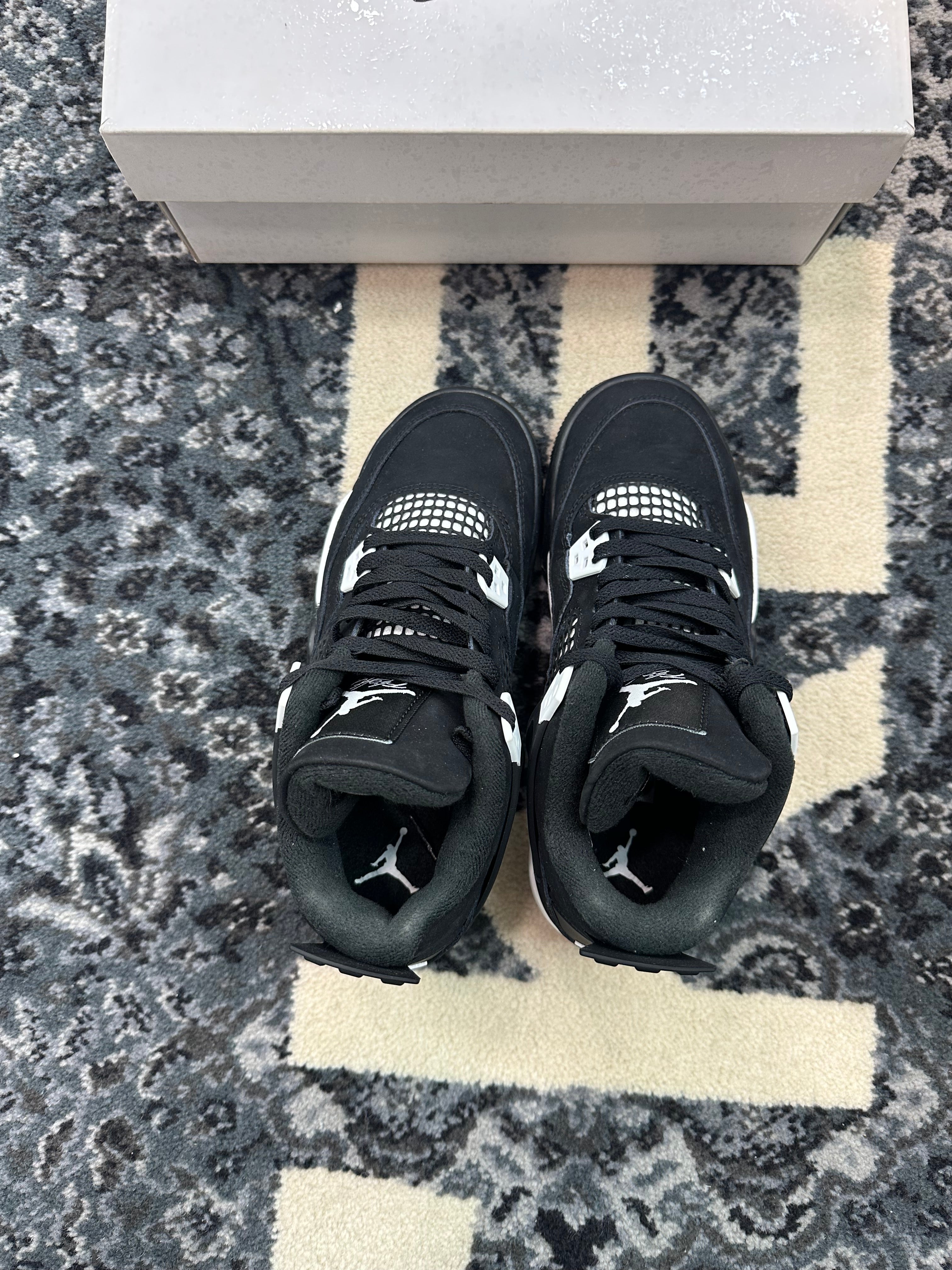 Jordan 4 “White Thunder”