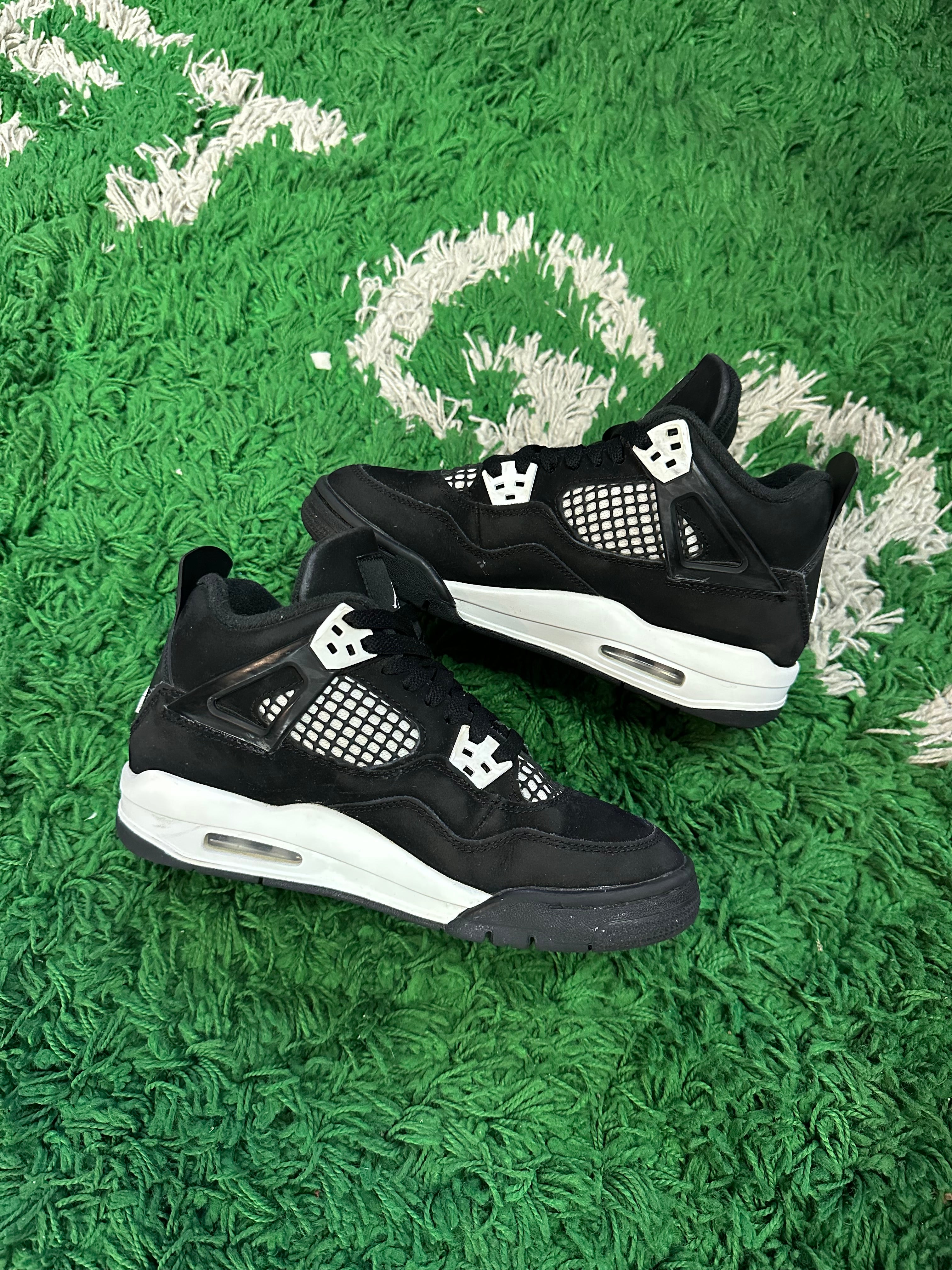 Jordan 4 “White Thunder”