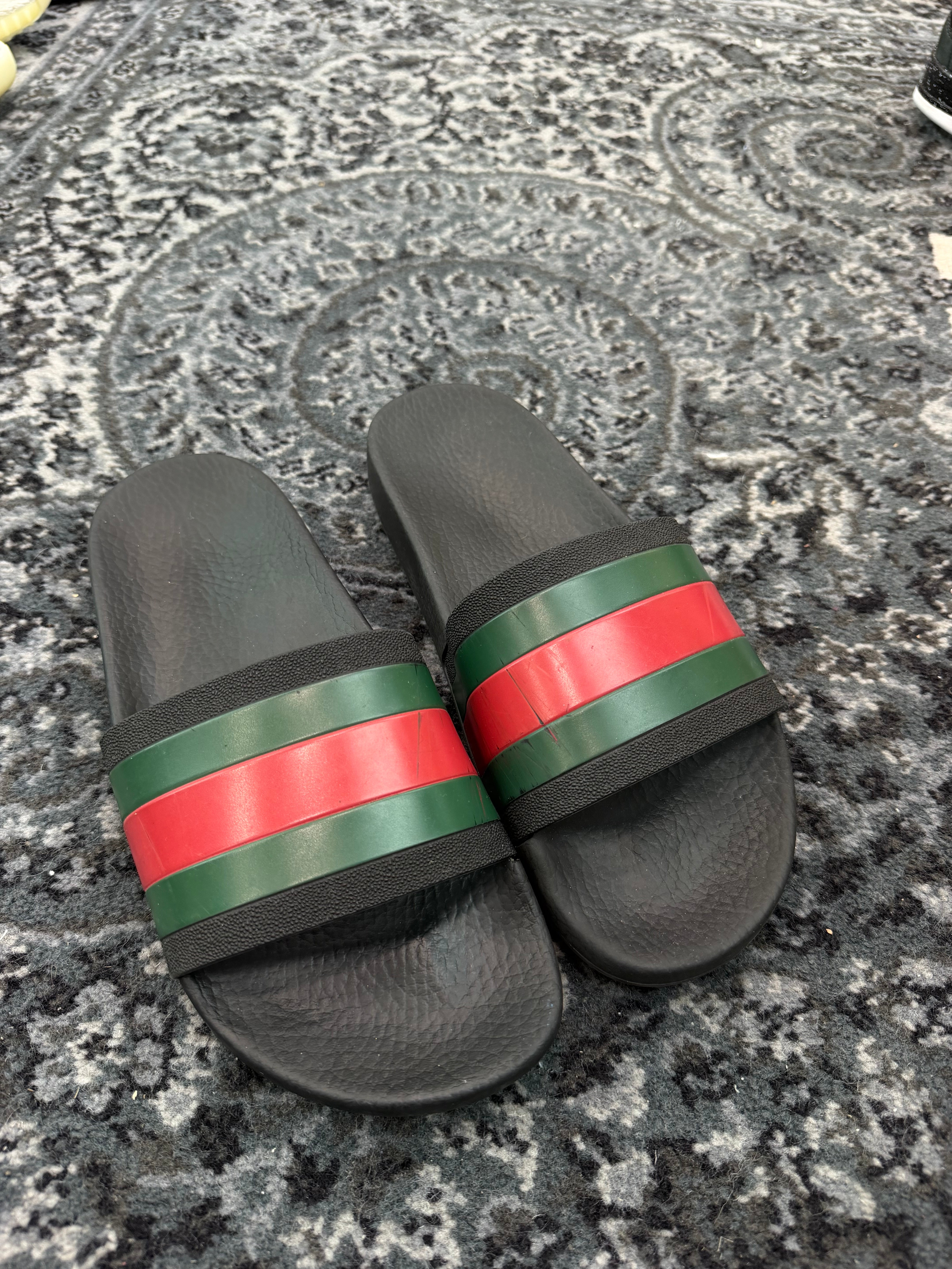Gucci Pursuit Pool Slides “Black”