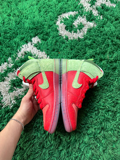 Nike SB Dunk High “Strawberry Cough”