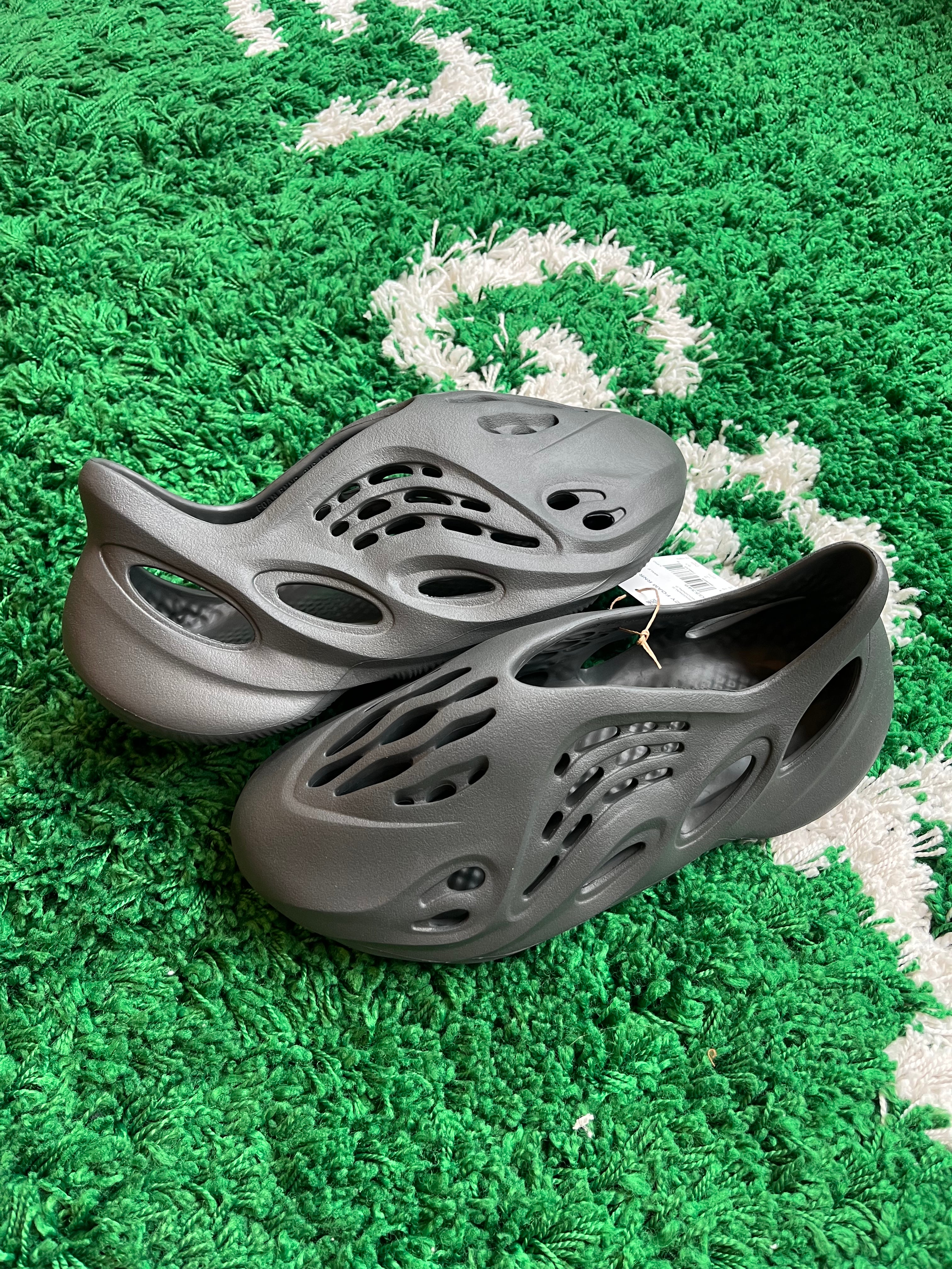 Yeezy Foam RNR “Carbon”