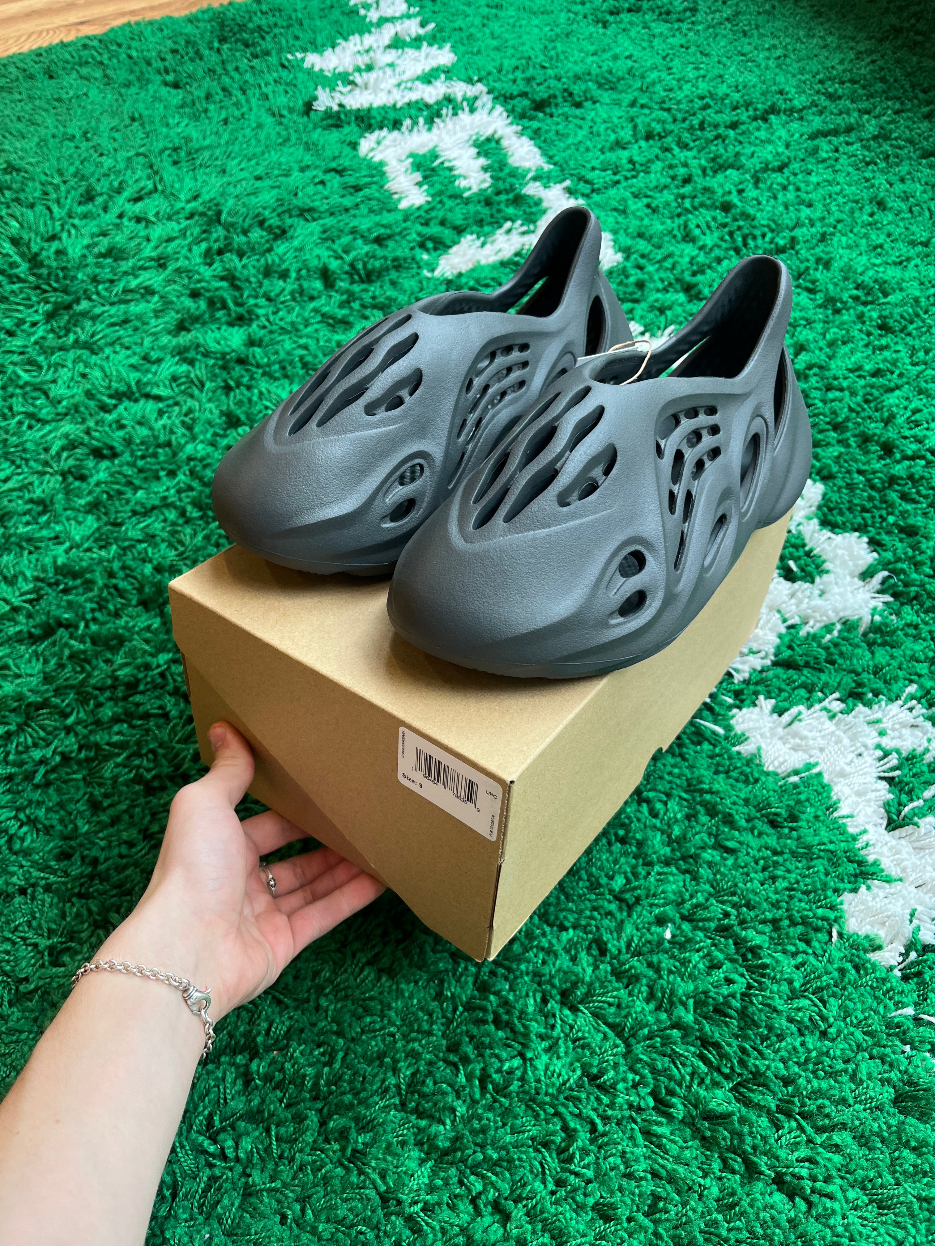 Yeezy Foam RNR “Carbon”