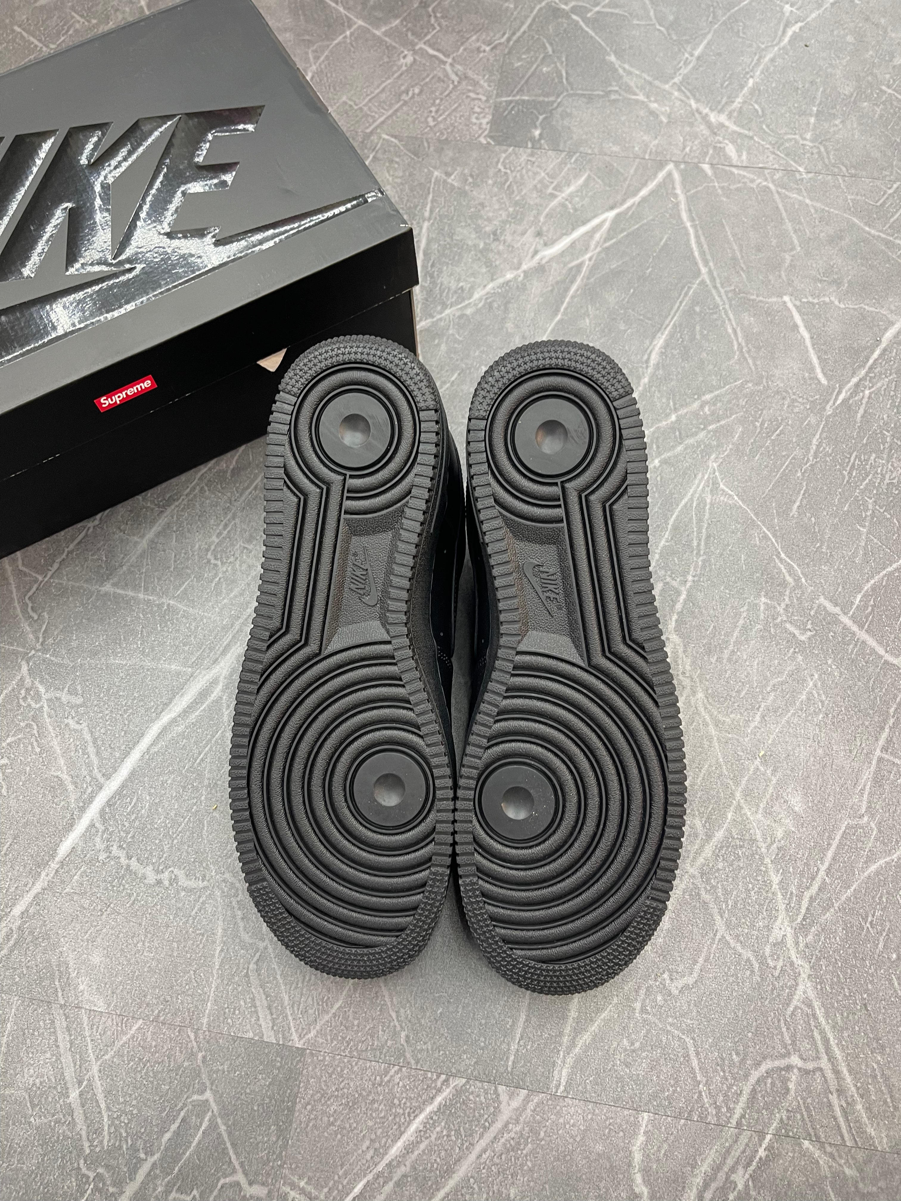 Supreme Air Force 1 Low “Black”