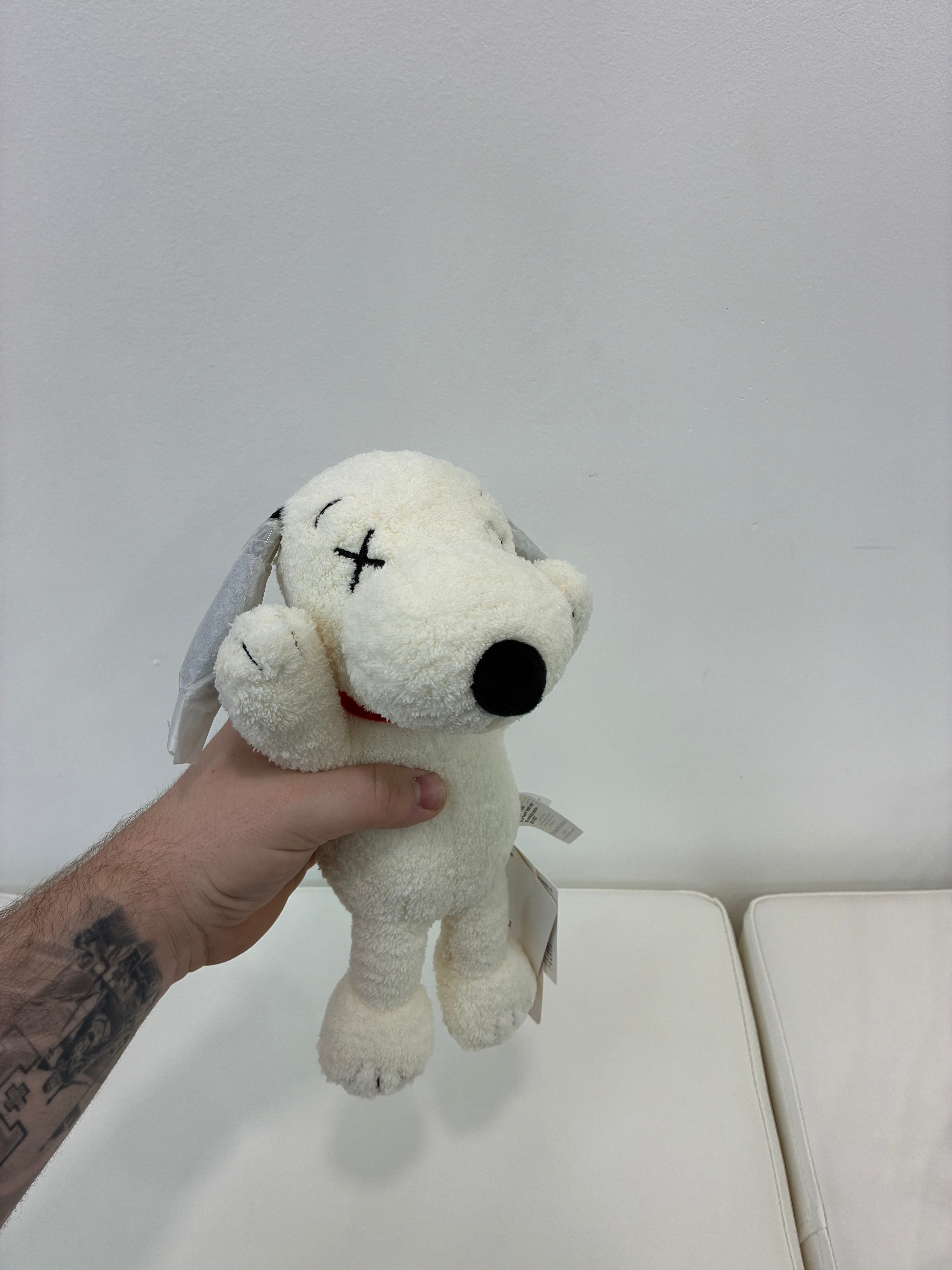 KAWS x UNIQLO x PEANUTS SNOOPY PLUSH Small “White”