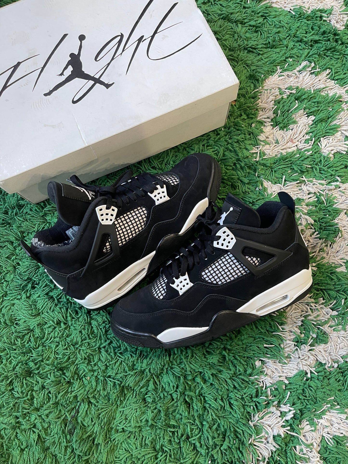 Jordan 4 “White Thunder”