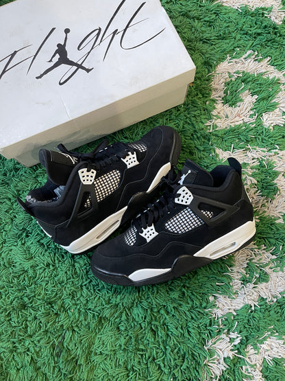 Jordan 4 “White Thunder”