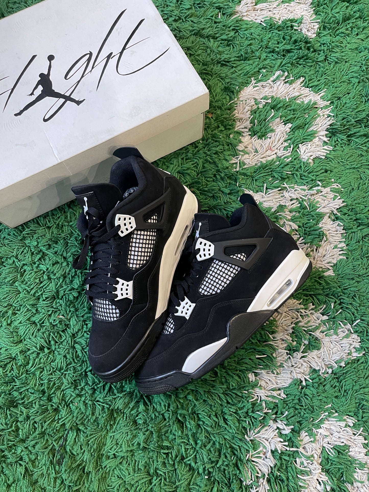 Jordan 4 “White Thunder”