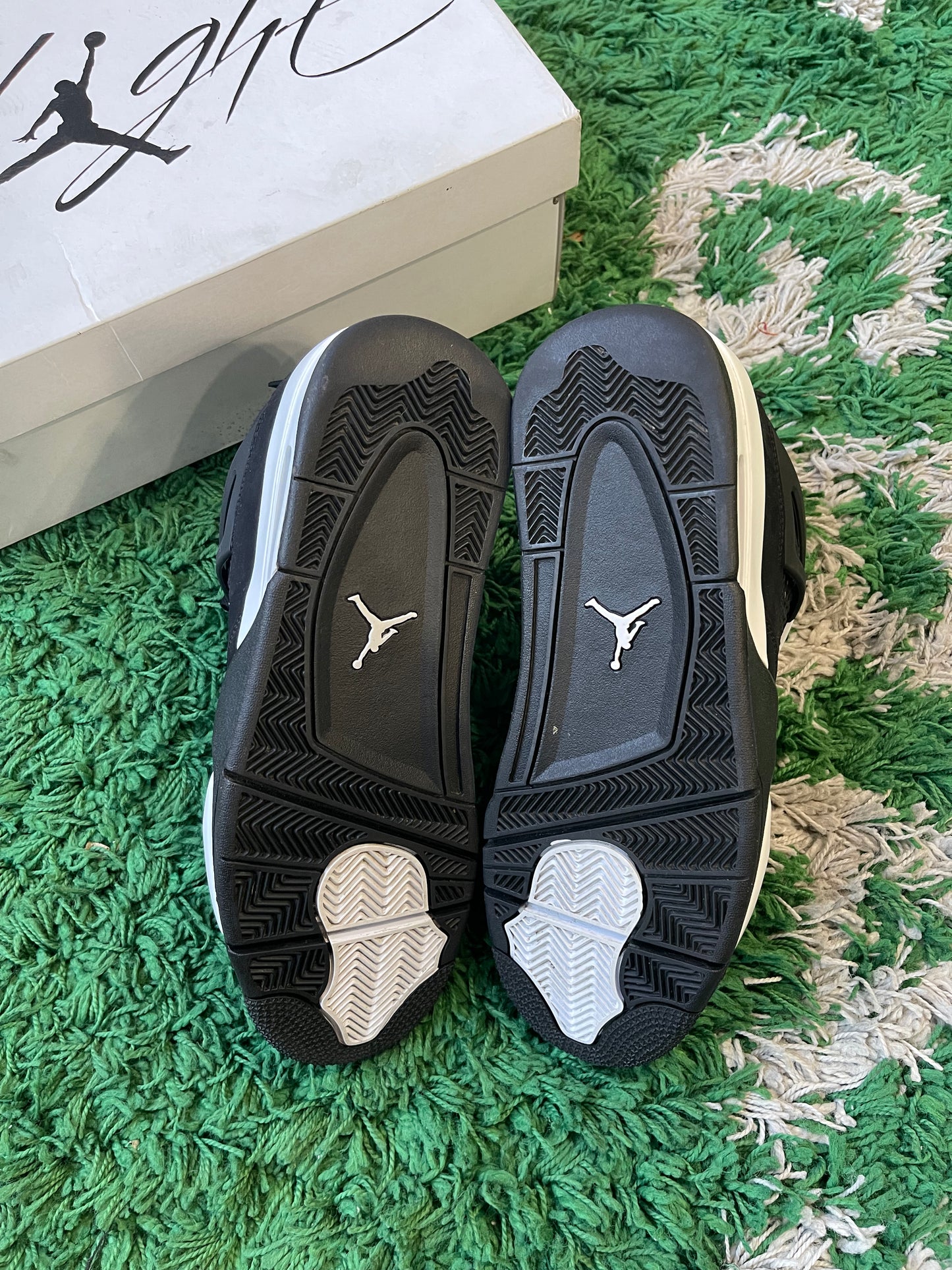 Jordan 4 “White Thunder”