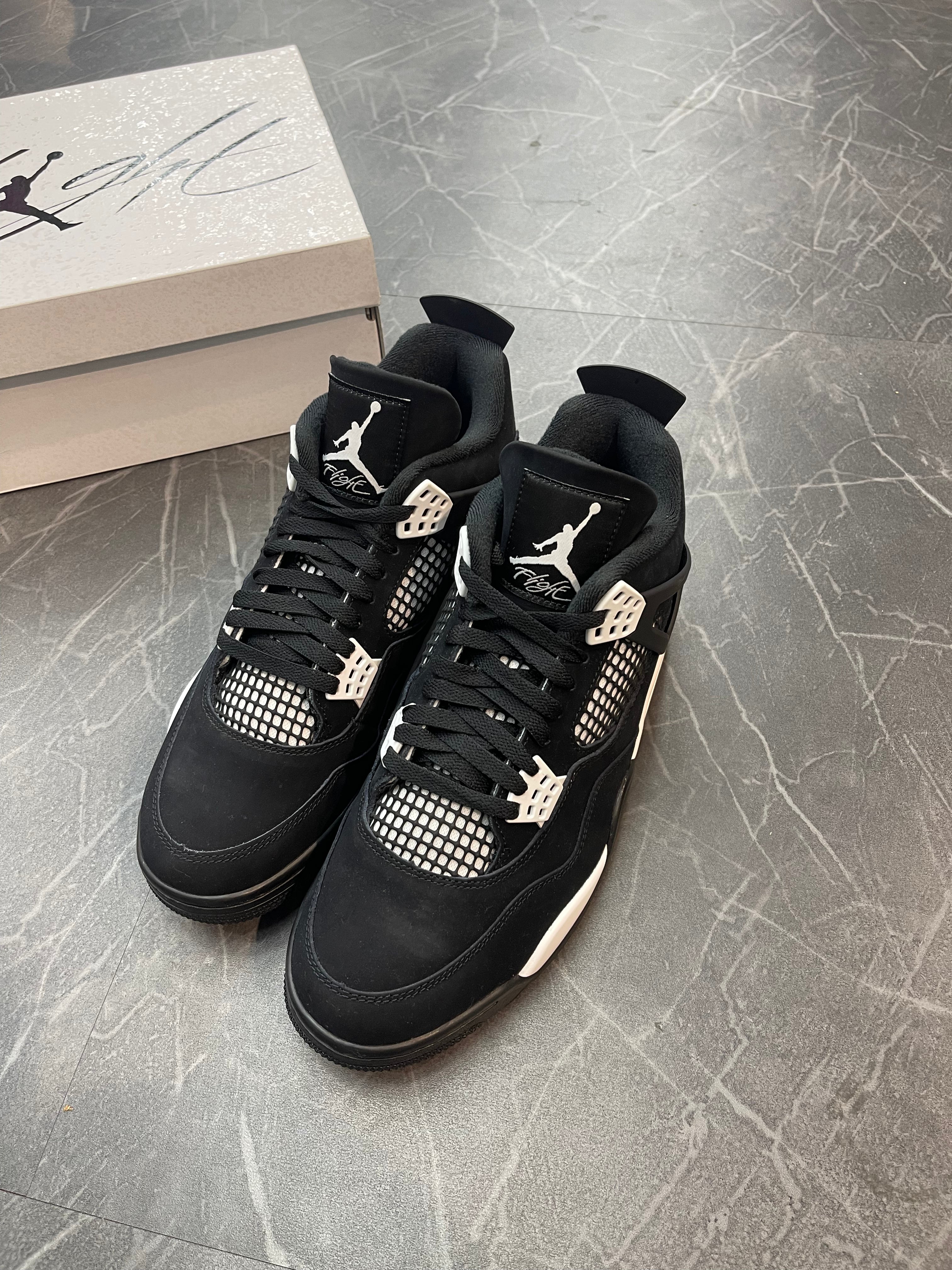 Jordan 4 “White Thunder”
