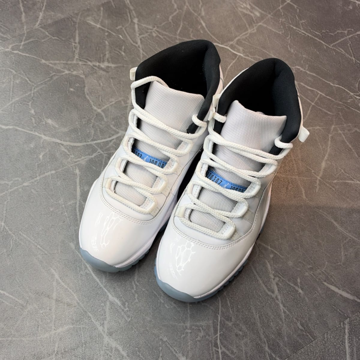 Jordan 11 Retro Legend Blue (2024) (Size 8) (Lightly Worn)