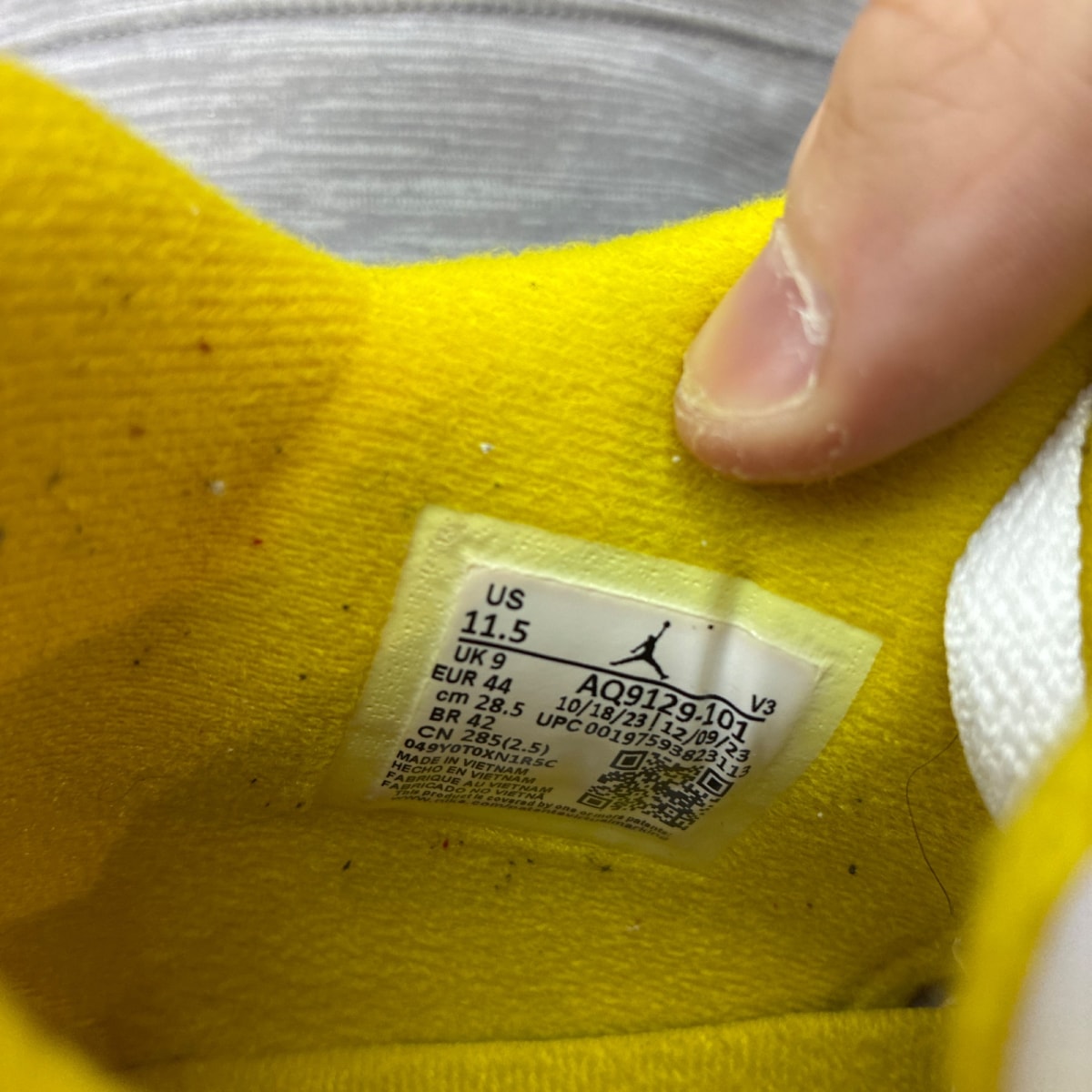 Jordan 4 Retro Vivid Sulfur (Women's) - Image 4