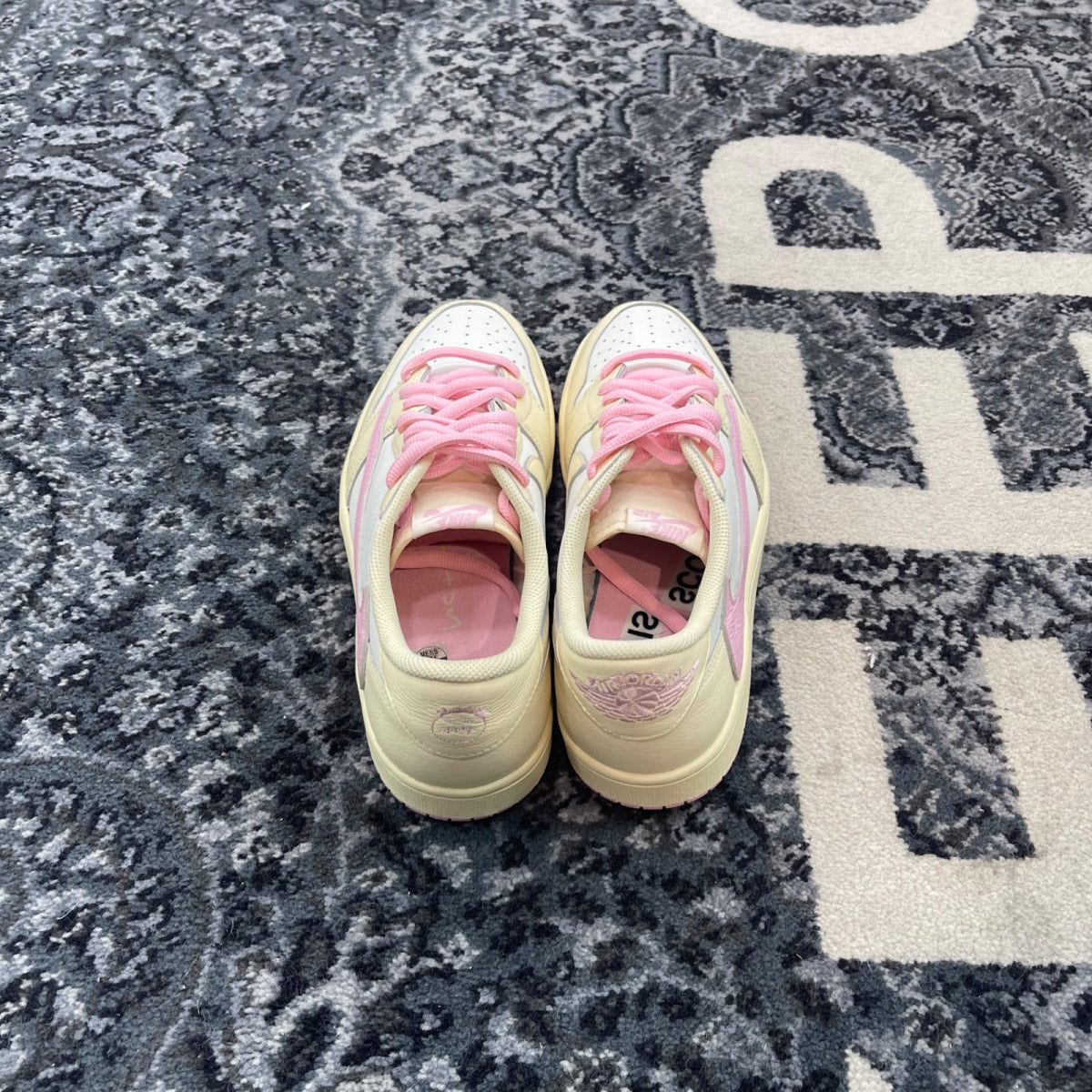 Jordan 1 Retro Low OG SP Travis Scott Shy Pink - Image 5
